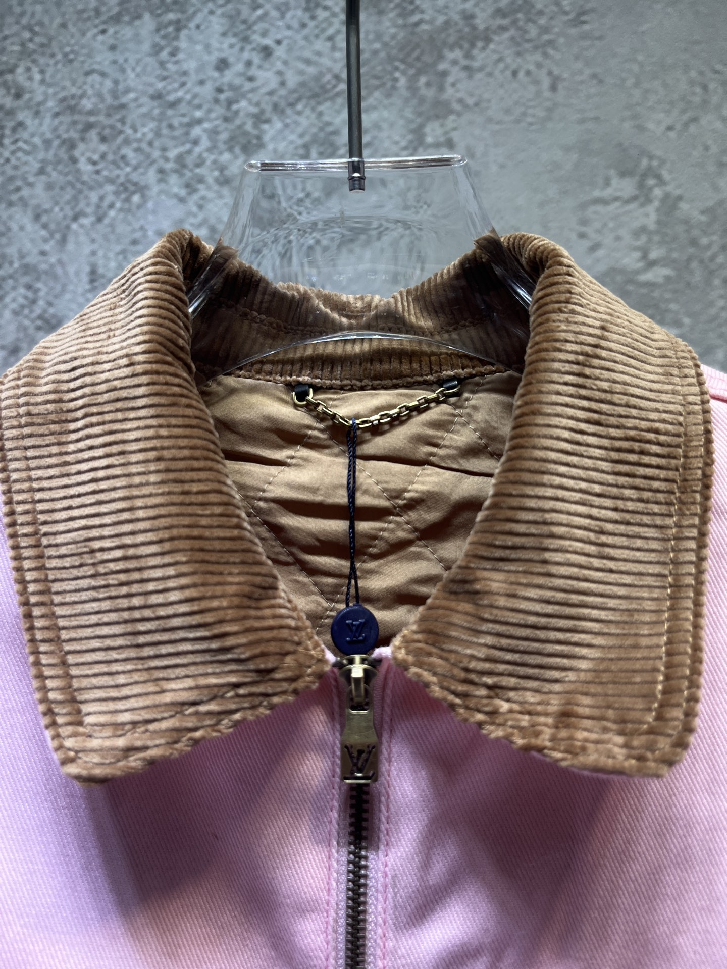 P270

LOUIS VUITTON x Nigo 联名款 FW25秋冬粉色工装夹克 棉衣

码数: 46 48 50 52

🔥LOUIS VUITTON x Nigo 联名款 FW25 ，秋冬必备粉色外套洋气十足，拼接灯芯绒效果极佳，搭配内胆夹棉保暖御寒时尚单品，男女同款！