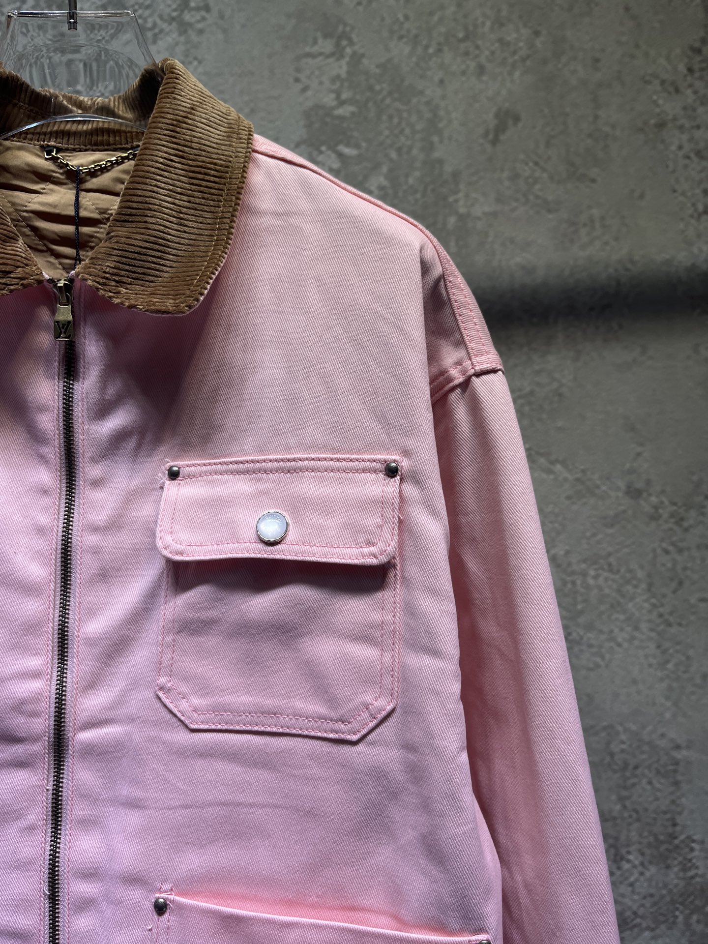 P270

LOUIS VUITTON x Nigo 联名款 FW25秋冬粉色工装夹克 棉衣

码数: 46 48 50 52

🔥LOUIS VUITTON x Nigo 联名款 FW25 ，秋冬必备粉色外套洋气十足，拼接灯芯绒效果极佳，搭配内胆夹棉保暖御寒时尚单品，男女同款！