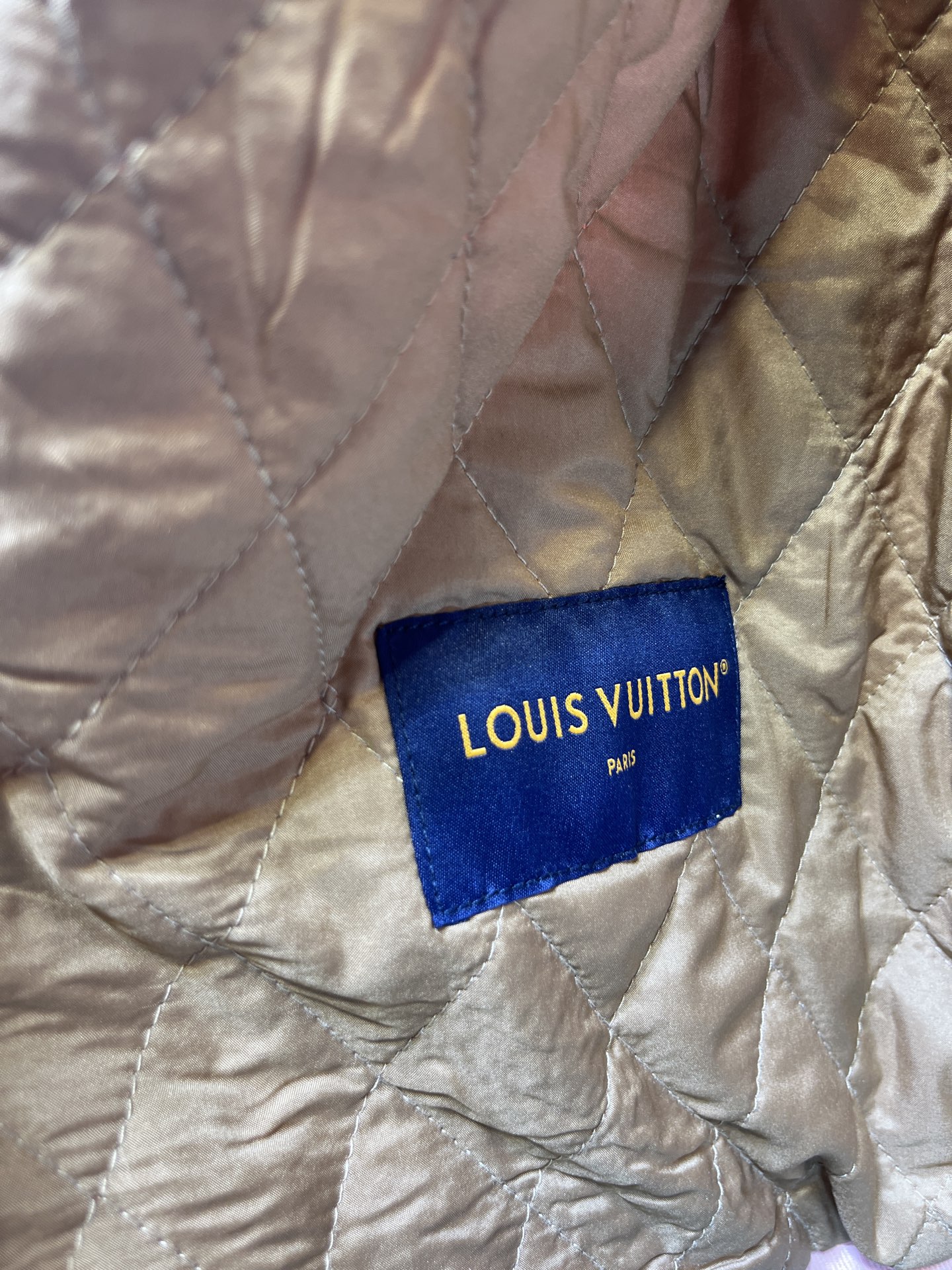 P270

LOUIS VUITTON x Nigo 联名款 FW25秋冬粉色工装夹克 棉衣

码数: 46 48 50 52

🔥LOUIS VUITTON x Nigo 联名款 FW25 ，秋冬必备粉色外套洋气十足，拼接灯芯绒效果极佳，搭配内胆夹棉保暖御寒时尚单品，男女同款！
