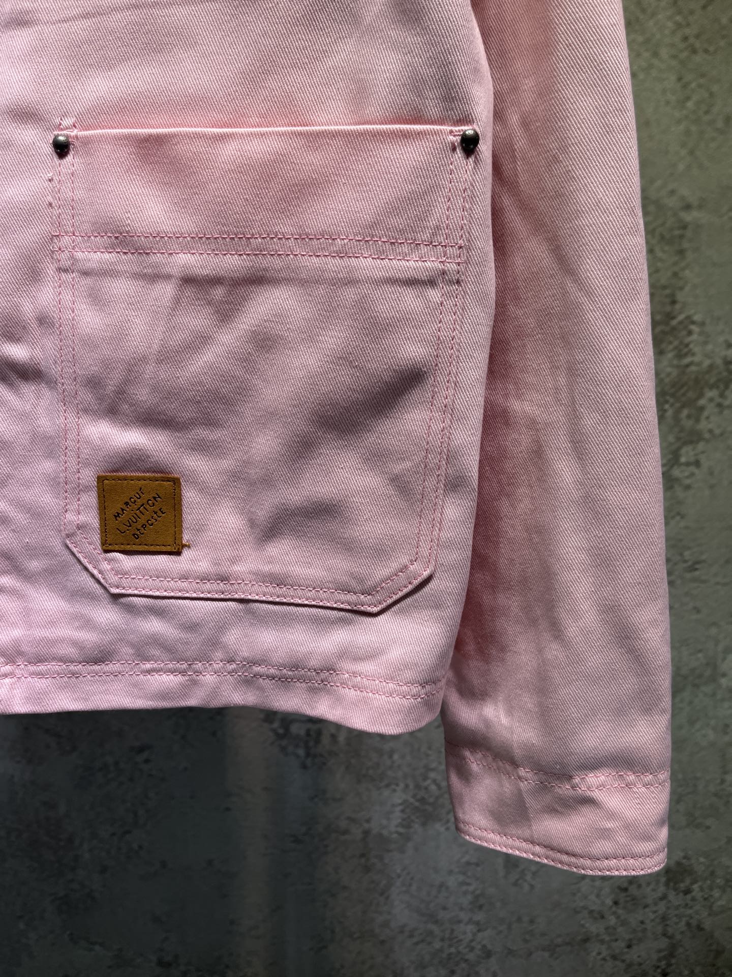 P270

LOUIS VUITTON x Nigo 联名款 FW25秋冬粉色工装夹克 棉衣

码数: 46 48 50 52

🔥LOUIS VUITTON x Nigo 联名款 FW25 ，秋冬必备粉色外套洋气十足，拼接灯芯绒效果极佳，搭配内胆夹棉保暖御寒时尚单品，男女同款！