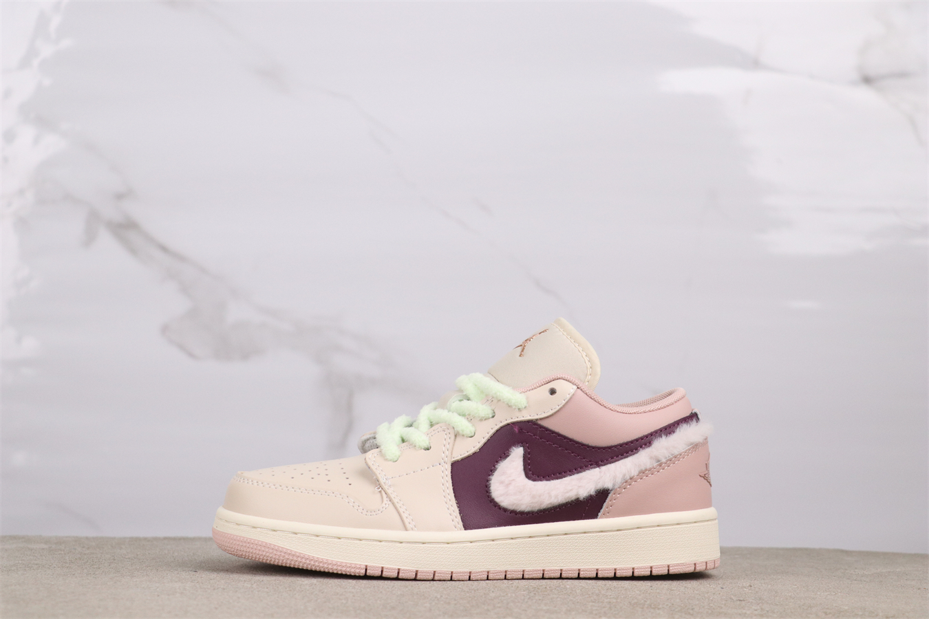 乔丹/Air Jordanaj1 AJ1 乔丹1代 乔1 乔1低帮系列The Air Jordan 1 Low “Fur Swoosh” 货号:FZ3928-200 乔1低帮粉色泡沫 ( 36 36.5 37.5 38 38.5 39 40 )