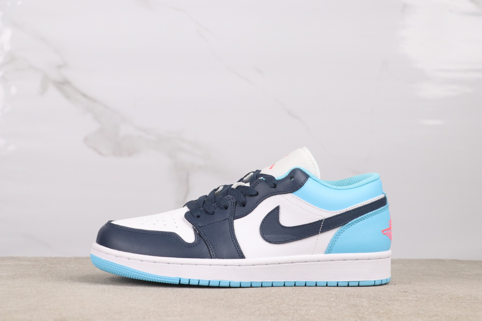 乔丹/Air Jordanaj1 AJ1 乔丹1代 乔1 乔1低帮系列Air Jordan 1 Low 货号:553558-149 乔1低帮黑曜石 (36 36.5 37.5 38 38.5 39 40 40.5 41 42 42.5 43 44 44.5 45 46 ) 与黑曜石有相似颜值的全新 Air Jordan 1 曝光,并且还是更适合夏天穿的低帮版本. 整体构色与黑曜石保持一致,全皮革材质保证质感.