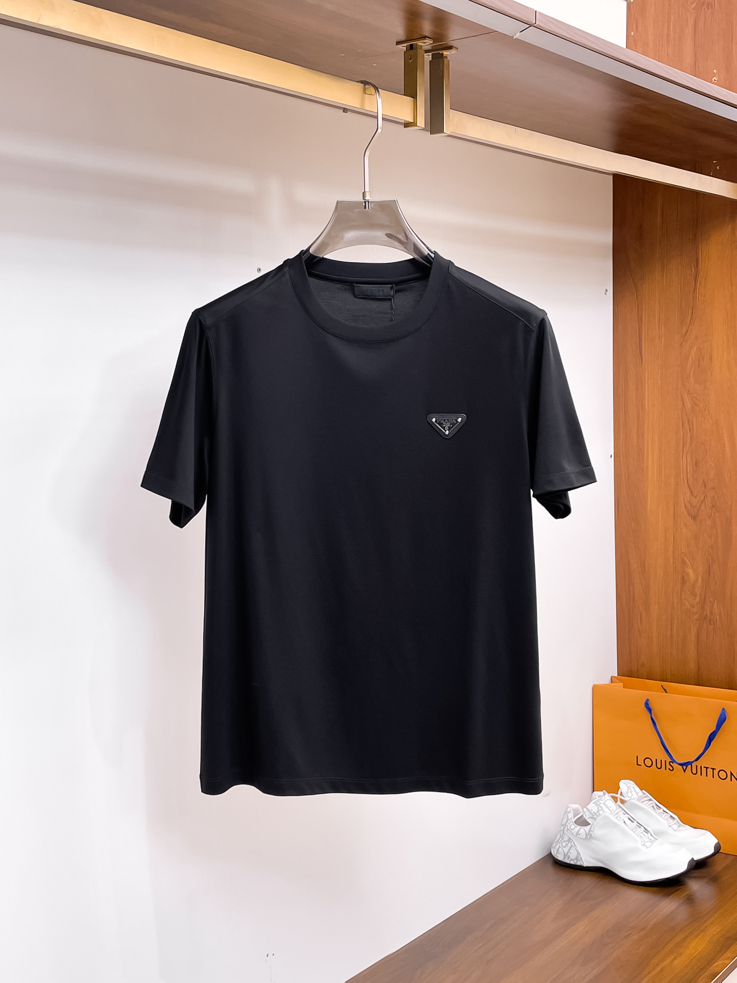 NO:457387,Prada 2025 spring and summer new styles are the latest round neck short sleeves in the counter, high-end customization, avant-garde and fashionable design!  Brand logo heavy craft design, high-end customized 100 double-sided mercerated cotton fabric, soft feel, comfortable to wear, exquisite counter-level car line, fine workmanship, invincible and handsome upper body effect!  A must-have item for handsome men!  Code number M-3xL, prada, T-shirt, alexander wang19860909普拉达 2025春夏新款首发专柜最新款圆领短袖 高端订制 设计前卫时尚！品牌logo重工艺设计 高端定制100支双面丝光棉面料.手感柔软.穿着舒适.专柜级别精致车线.做工精细.上身效果无敌帅气！型男必备单品！码数M-3xL,,prada,T-shirt,alexander wang,Men's clothing