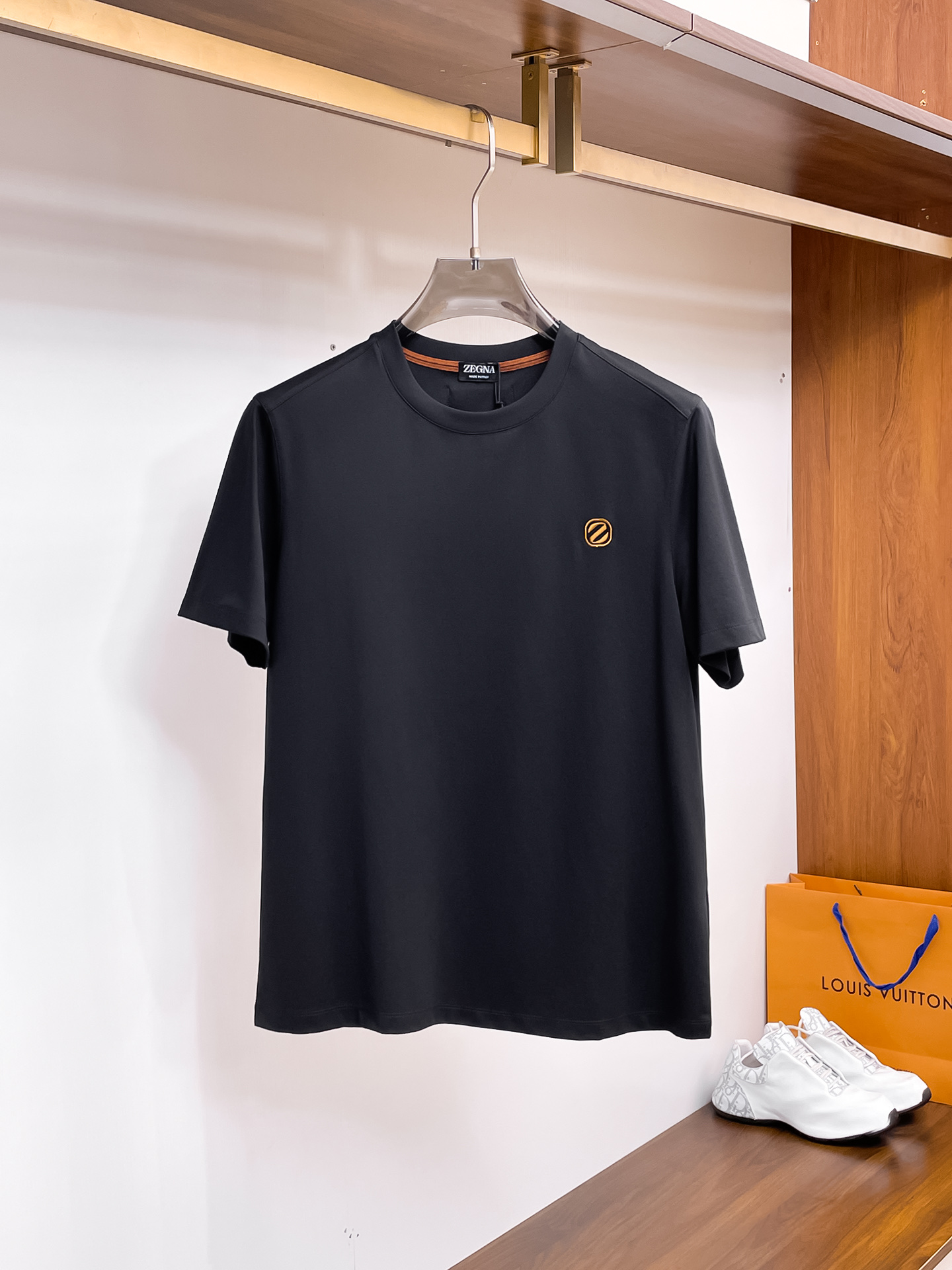 NO:457392,Jenia's new spring and summer new styles in the first counter are the latest round neck short sleeves, high-end customization, avant-garde and fashionable design!  Brand logo heavy craft design, high-end customized 100 double-sided mercerated cotton fabric, soft feel, comfortable to wear, exquisite counter-level car line, fine workmanship, invincible and handsome upper body effect!  A must-have item for handsome men!  Code number M-3xL, zegna, T-shirt, alexander wang19860909杰尼亚 2025春夏新款首发专柜最新款圆领短袖 高端订制 设计前卫时尚！品牌logo重工艺设计 高端定制100支双面丝光棉面料.手感柔软.穿着舒适.专柜级别精致车线.做工精细.上身效果无敌帅气！型男必备单品！码数M-3xL,,zegna,T-shirt,alexander wang,Men's clothing