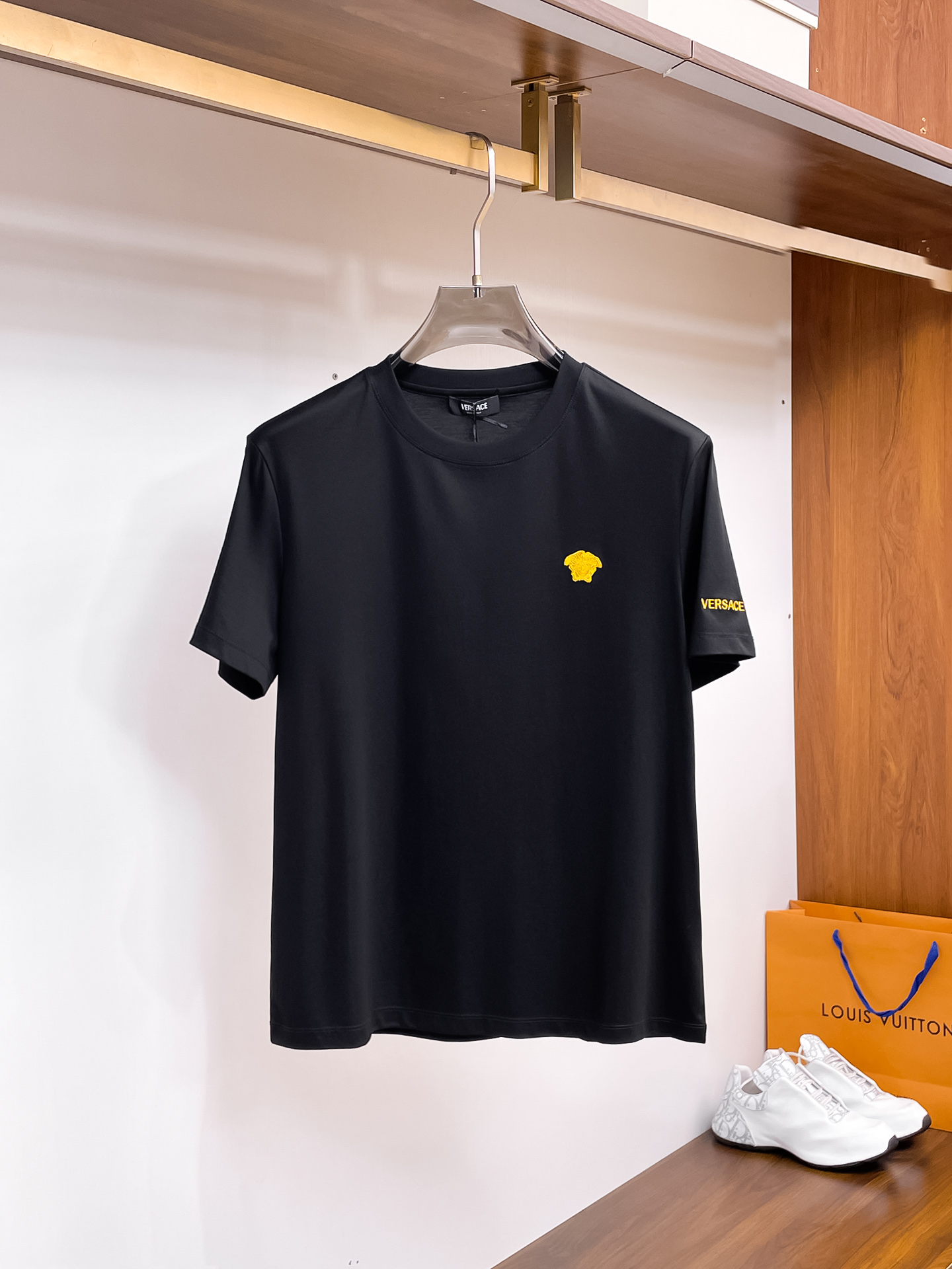 NO:457397,Versace 2025 spring and summer new styles are the latest round neck short sleeves in the counter, high-end customization, avant-garde and fashionable design!  Brand logo heavy craft design, high-end customized 100 double-sided mercerated cotton fabric, soft feel, comfortable to wear, exquisite counter-level car line, fine workmanship, invincible and handsome upper body effect!  A must-have item for handsome men!  Code number M-3xL, versace, T-shirt, alexander wang19860909范思哲 2025春夏新款首发专柜最新款圆领短袖 高端订制 设计前卫时尚！品牌logo重工艺设计 高端定制100支双面丝光棉面料.手感柔软.穿着舒适.专柜级别精致车线.做工精细.上身效果无敌帅气！型男必备单品！码数M-3xL,,versace,T-shirt,alexander wang,Men's clothing