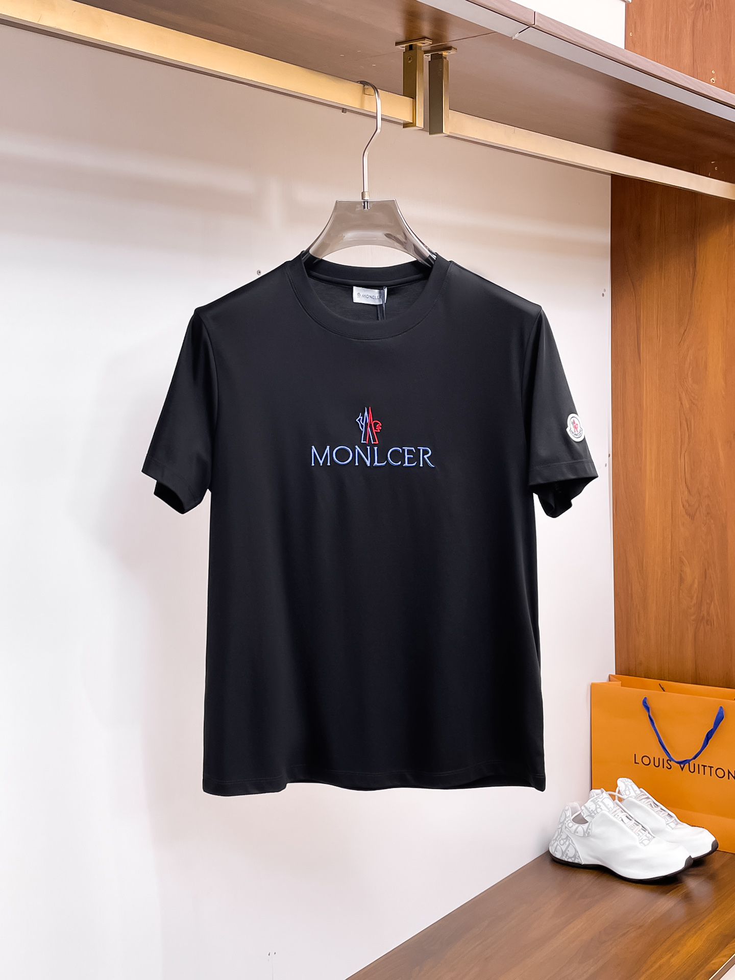 NO:457402,The new spring and summer 2025 new spring and summer style first launch counter latest round neck short sleeves, high-end customization, avant-garde and fashionable design!  Brand logo heavy craft design, high-end customized 100 double-sided mercerated cotton fabric, soft feel, comfortable to wear, exquisite counter-level car line, fine workmanship, invincible and handsome upper body effect!  A must-have item for handsome men!  Code number M-3xL, Moncler, T-shirt, alexander wang19860909蒙口 2025春夏新款首发专柜最新款圆领短袖 高端订制 设计前卫时尚！品牌logo重工艺设计 高端定制100支双面丝光棉面料.手感柔软.穿着舒适.专柜级别精致车线.做工精细.上身效果无敌帅气！型男必备单品！码数M-3xL,,Moncler,T-shirt,alexander wang,Men's clothing