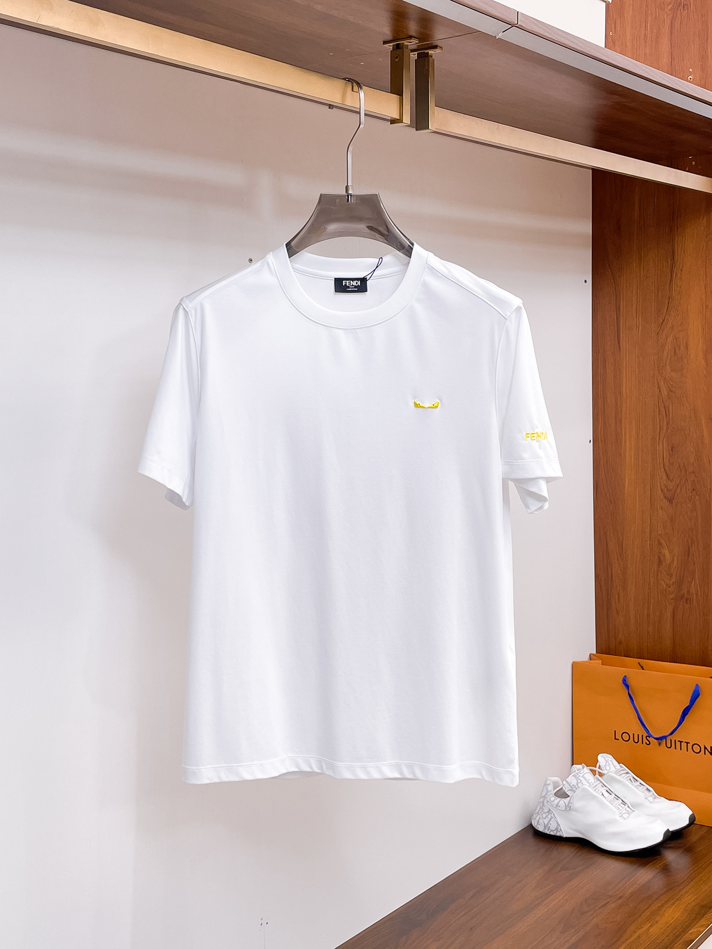 NO:457407,Fendi 2025 spring and summer new styles are the latest round neck short sleeves in the counter, high-end customization, avant-garde and fashionable design!  Brand logo heavy craft design, high-end customized 100 double-sided mercerated cotton fabric, soft feel, comfortable to wear, exquisite counter-level car line, fine workmanship, invincible and handsome upper body effect!  A must-have item for handsome men!  Code number M-3xL, fendi, T-shirt, alexander wang19860909芬迪 2025春夏新款首发专柜最新款圆领短袖 高端订制 设计前卫时尚！品牌logo重工艺设计 高端定制100支双面丝光棉面料.手感柔软.穿着舒适.专柜级别精致车线.做工精细.上身效果无敌帅气！型男必备单品！码数M-3xL,,fendi,T-shirt,alexander wang,Men's clothing