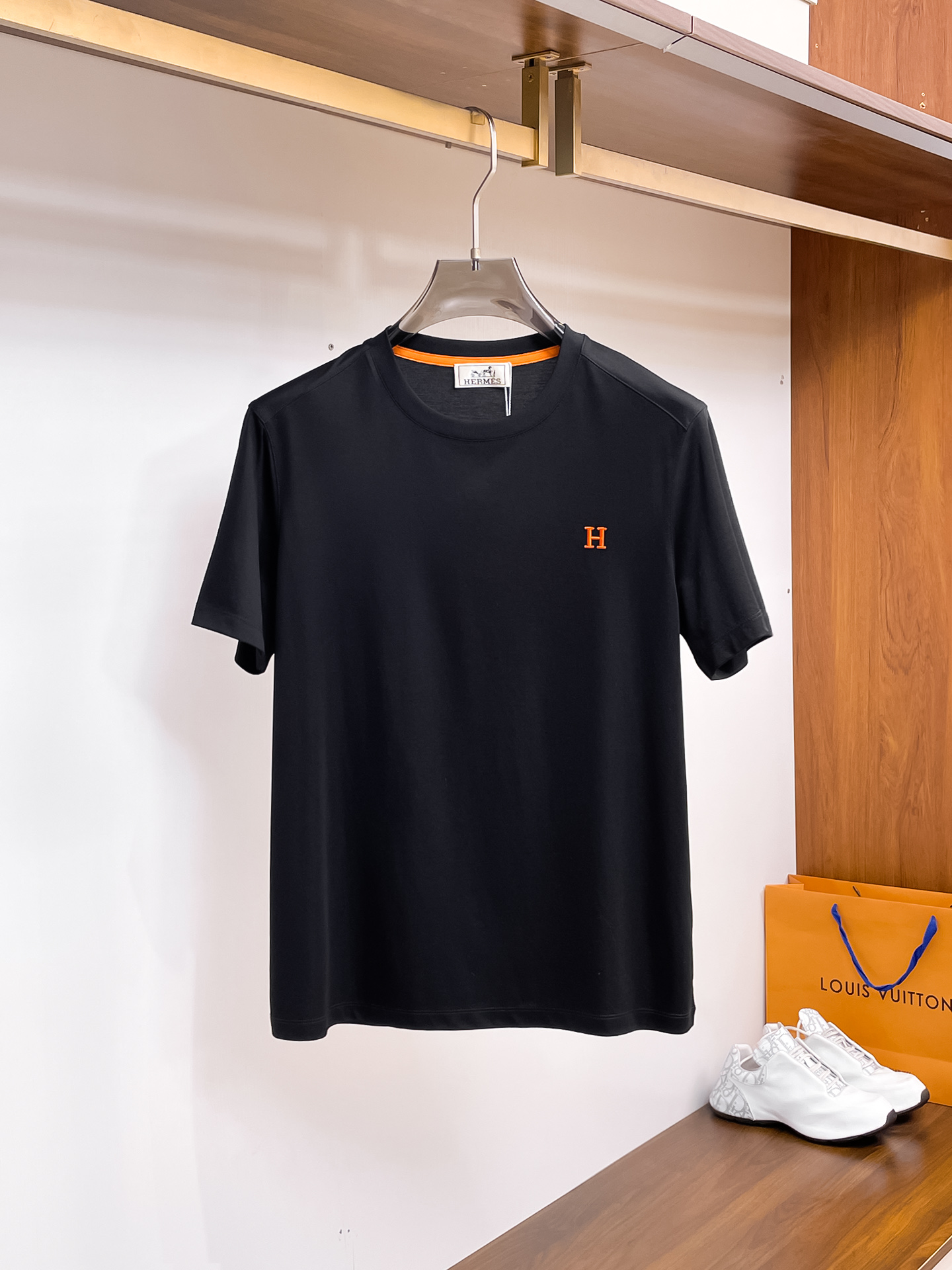 NO:457411,Hermes 2025 spring and summer new styles are launched in the counter with the latest round neck short sleeves, high-end customization, avant-garde and fashionable design!  Brand logo heavy craft design, high-end customized 100 double-sided mercerated cotton fabric, soft feel, comfortable to wear, exquisite counter-level car line, fine workmanship, invincible and handsome upper body effect!  A must-have item for handsome men!  Code number M-3xL, hermes, T-shirt, alexander wang19860909爱马仕 2025春夏新款首发专柜最新款圆领短袖 高端订制 设计前卫时尚！品牌logo重工艺设计 高端定制100支双面丝光棉面料.手感柔软.穿着舒适.专柜级别精致车线.做工精细.上身效果无敌帅气！型男必备单品！码数M-3xL,,hermes,T-shirt,alexander wang,Men's clothing