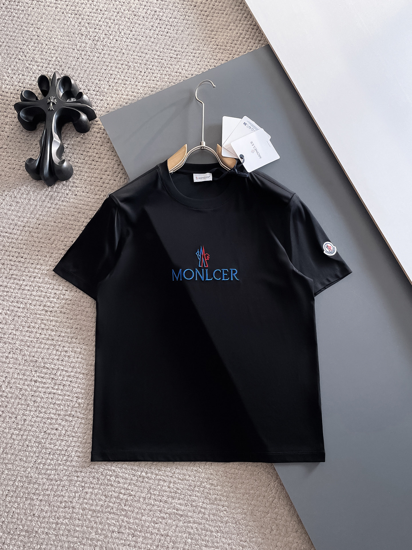 NO:492311,The new spring and summer 2025 new spring and summer style first launch counter latest round neck short sleeves, high-end customization, avant-garde and fashionable design!  Brand logo heavy craft design, high-end customized 100 double-sided mercerated cotton fabric, soft feel, comfortable to wear, exquisite counter-level car line, fine workmanship, invincible and handsome upper body effect!  A must-have item for handsome men!  Code number M-3xL, Moncler, T-shirt, alexander wang19860909蒙口 2025春夏新款首发专柜最新款圆领短袖 高端订制 设计前卫时尚！品牌logo重工艺设计 高端定制100支双面丝光棉面料.手感柔软.穿着舒适.专柜级别精致车线.做工精细.上身效果无敌帅气！型男必备单品！码数M-3xL,,Moncler,T-shirt,alexander wang,Men's clothing