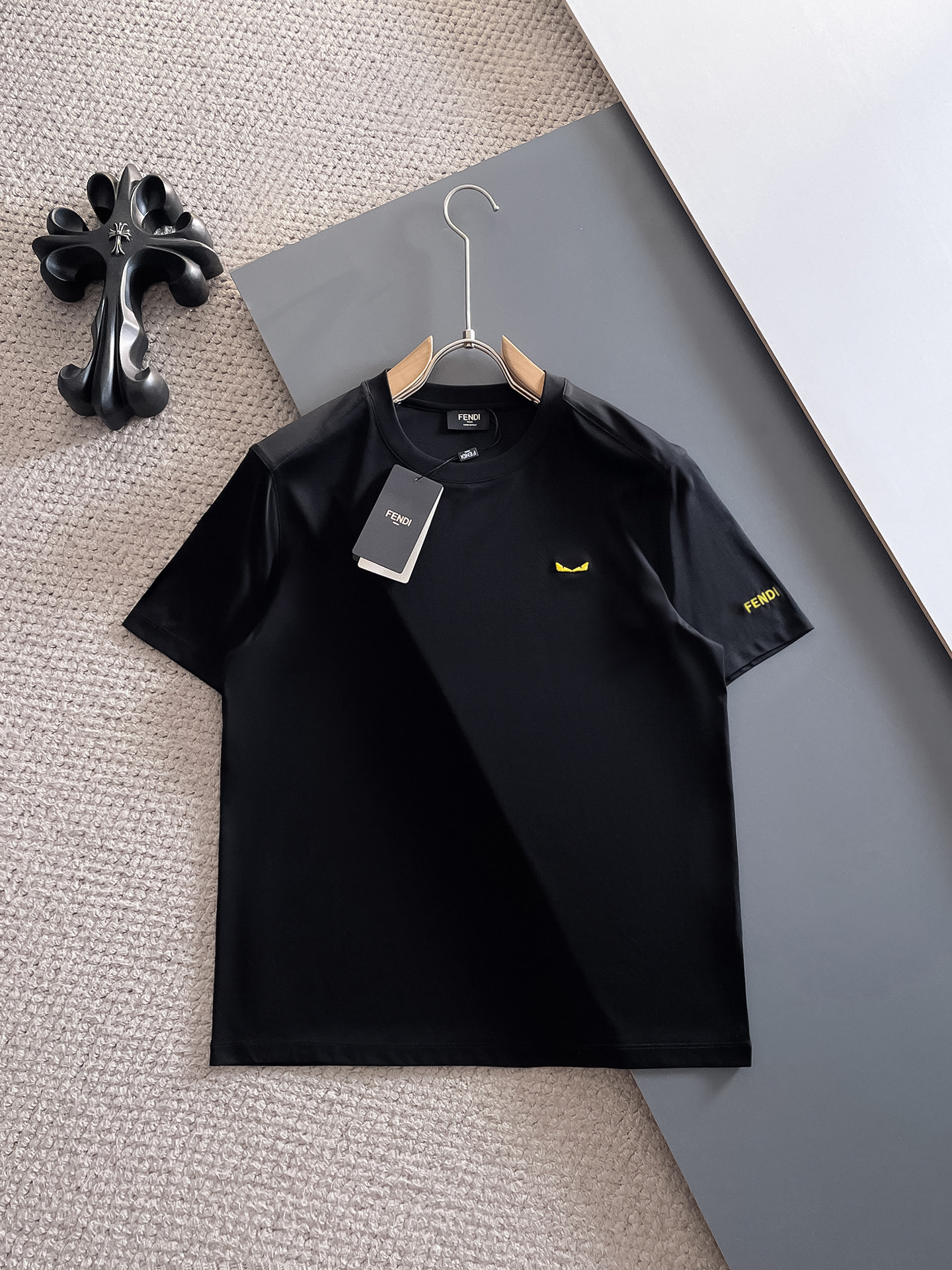 NO:492320,Fendi 2025 spring and summer new styles are the latest round neck short sleeves in the counter, high-end customization, avant-garde and fashionable design!  Brand logo heavy craft design, high-end customized 100 double-sided mercerated cotton fabric, soft feel, comfortable to wear, exquisite counter-level car line, fine workmanship, invincible and handsome upper body effect!  A must-have item for handsome men!  Code number M-3xL, fendi, T-shirt, alexander wang19860909芬迪 2025春夏新款首发专柜最新款圆领短袖 高端订制 设计前卫时尚！品牌logo重工艺设计 高端定制100支双面丝光棉面料.手感柔软.穿着舒适.专柜级别精致车线.做工精细.上身效果无敌帅气！型男必备单品！码数M-3xL,,fendi,T-shirt,alexander wang,Men's clothing