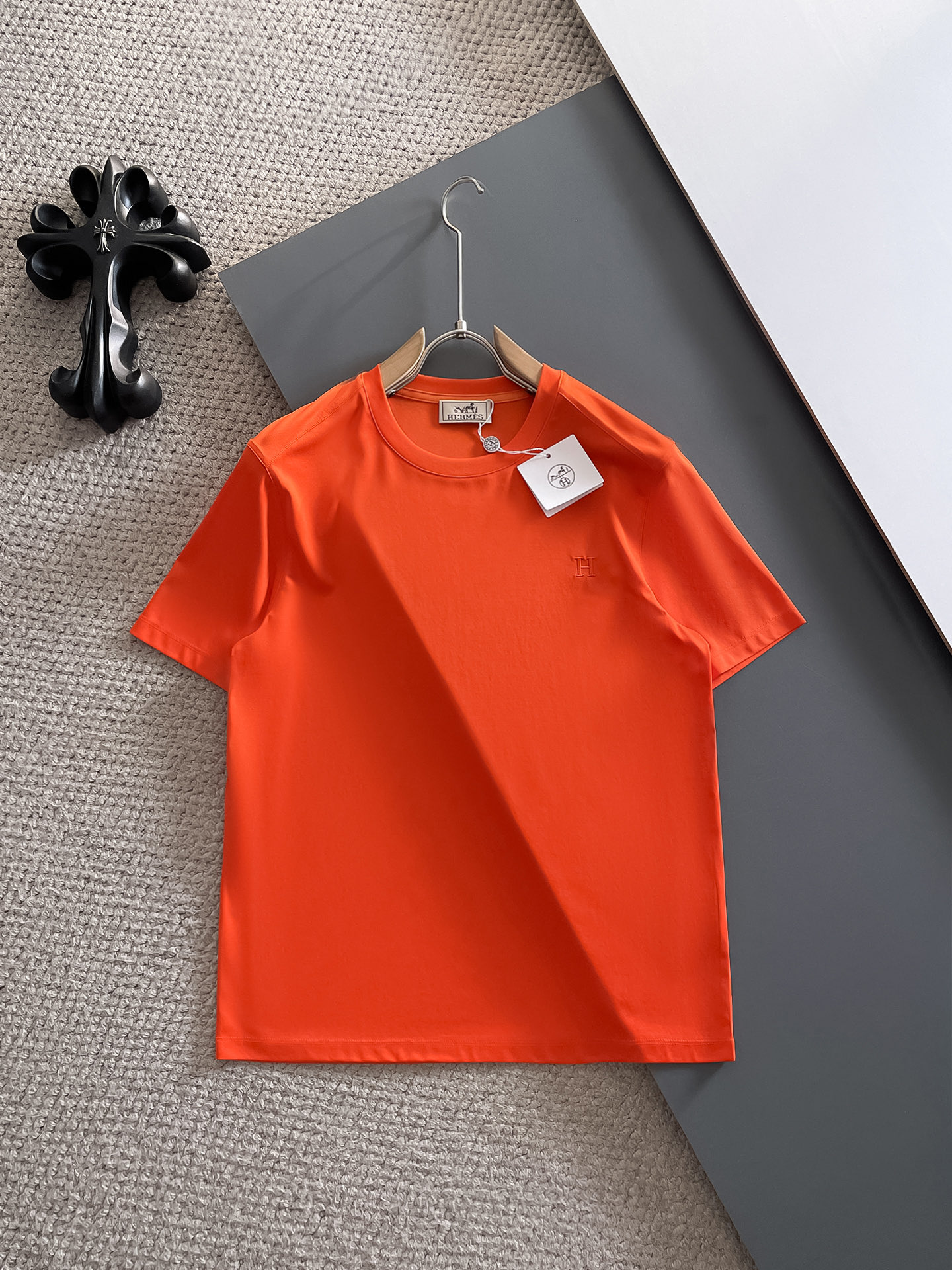 NO:492303,Hermes 2025 spring and summer new styles are launched in the counter with the latest round neck short sleeves, high-end customization, avant-garde and fashionable design!  Brand logo heavy craft design, high-end customized 100 double-sided mercerated cotton fabric, soft feel, comfortable to wear, exquisite counter-level car line, fine workmanship, invincible and handsome upper body effect!  A must-have item for handsome men!  Code number M-2xL, hermes, T-shirt, alexander wang19860909爱马仕 2025春夏新款首发专柜最新款圆领短袖 高端订制 设计前卫时尚！品牌logo重工艺设计 高端定制100支双面丝光棉面料.手感柔软.穿着舒适.专柜级别精致车线.做工精细.上身效果无敌帅气！型男必备单品！码数M-2xL,,hermes,T-shirt,alexander wang,Men's clothing