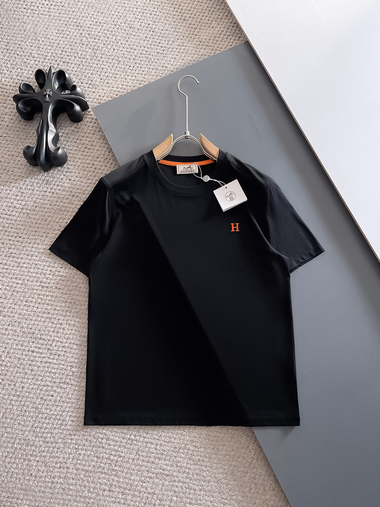 NO:483033,Hermes 2025 spring and summer new styles are launched in the counter with the latest round neck short sleeves, high-end customization, avant-garde and fashionable design!  Brand logo heavy craft design, high-end customized 100 double-sided mercerized cotton fabric, soft touch, comfortable to wear, cool feeling, counter-level exquisite car line, fine workmanship, invincible and handsome upper body effect!  A must-have item for handsome men!  Code number M-3xL, hermes, T-shirt, alexander wang19860909爱马仕 2025春夏新款首发专柜最新款圆领短袖 高端订制 设计前卫时尚！品牌logo重工艺设计 高端定制100支双面丝光棉面料 手感柔软.穿着舒适.冰凉感 专柜级别精致车线.做工精细.上身效果无敌帅气！型男必备单品！码数M-3xL,,hermes,T-shirt,alexander wang,Men's clothing