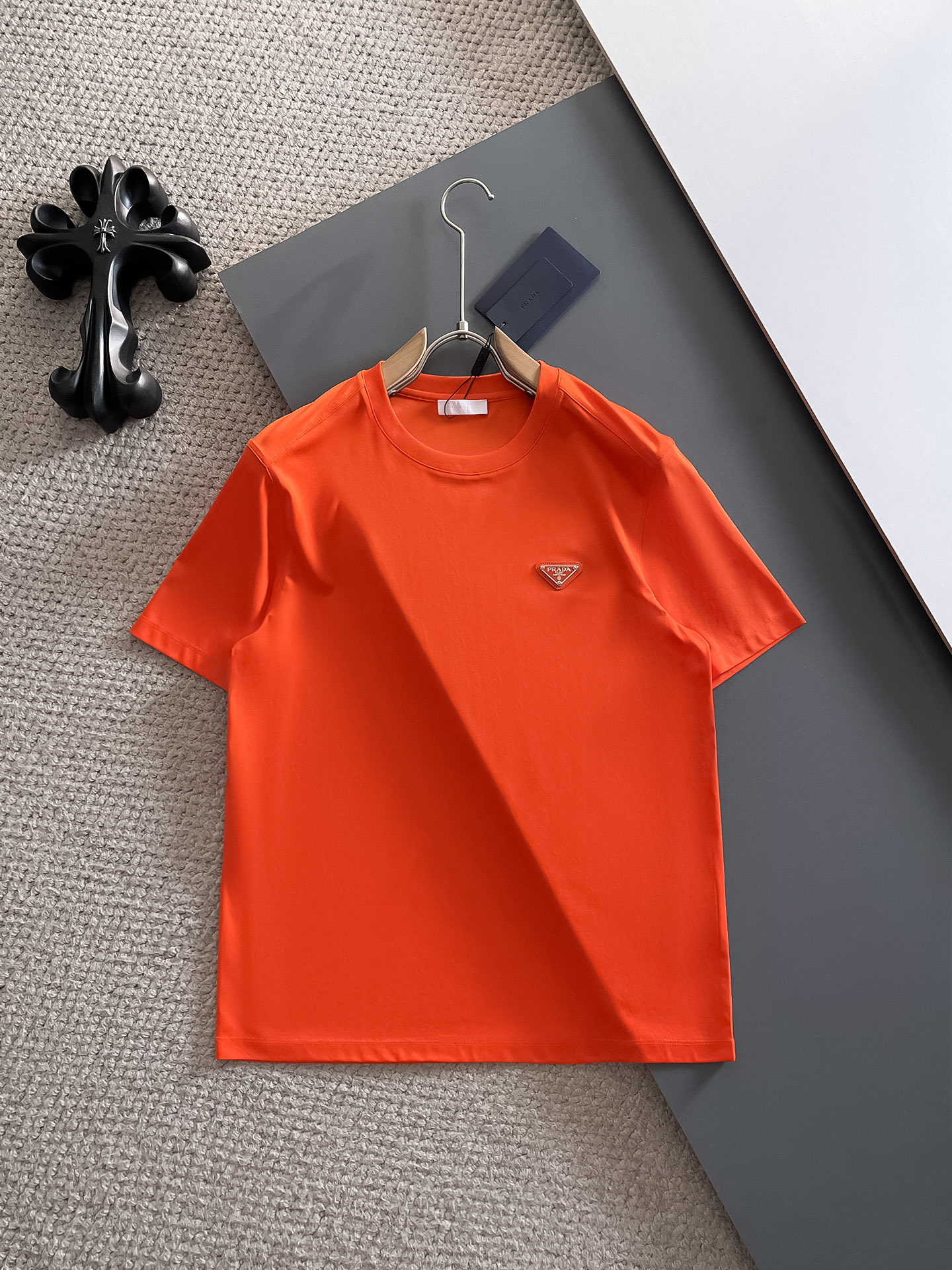 NO:492309,Prada 2025 spring and summer new styles are the latest round neck short sleeves in the counter, high-end customization, avant-garde and fashionable design!  Brand logo heavy craft design, high-end customized 100 double-sided mercerated cotton fabric, soft feel, comfortable to wear, exquisite counter-level car line, fine workmanship, invincible and handsome upper body effect!  A must-have item for handsome men!  Code number M-2xL, prada, T-shirt, alexander wang19860909普拉达 2025春夏新款首发专柜最新款圆领短袖 高端订制 设计前卫时尚！品牌logo重工艺设计 高端定制100支双面丝光棉面料.手感柔软.穿着舒适.专柜级别精致车线.做工精细.上身效果无敌帅气！型男必备单品！码数M-2xL,,prada,T-shirt,alexander wang,Men's clothing