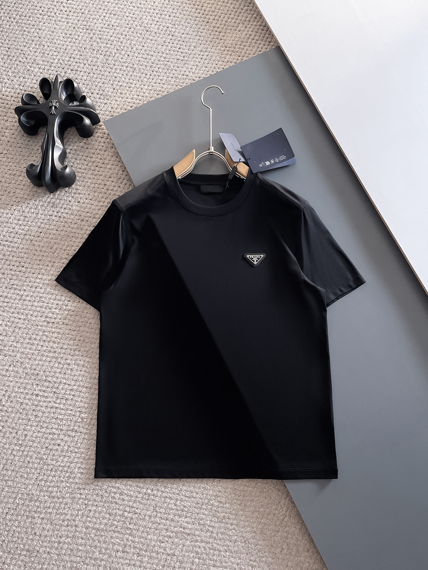 NO:492314,Prada 2025 spring and summer new styles are the latest round neck short sleeves in the counter, high-end customization, avant-garde and fashionable design!  Brand logo heavy craft design, high-end customized 100 double-sided mercerated cotton fabric, soft feel, comfortable to wear, exquisite counter-level car line, fine workmanship, invincible and handsome upper body effect!  A must-have item for handsome men!  Code number M-3xL, prada, T-shirt, alexander wang19860909普拉达 2025春夏新款首发专柜最新款圆领短袖 高端订制 设计前卫时尚！品牌logo重工艺设计 高端定制100支双面丝光棉面料.手感柔软.穿着舒适.专柜级别精致车线.做工精细.上身效果无敌帅气！型男必备单品！码数M-3xL,,prada,T-shirt,alexander wang,Men's clothing