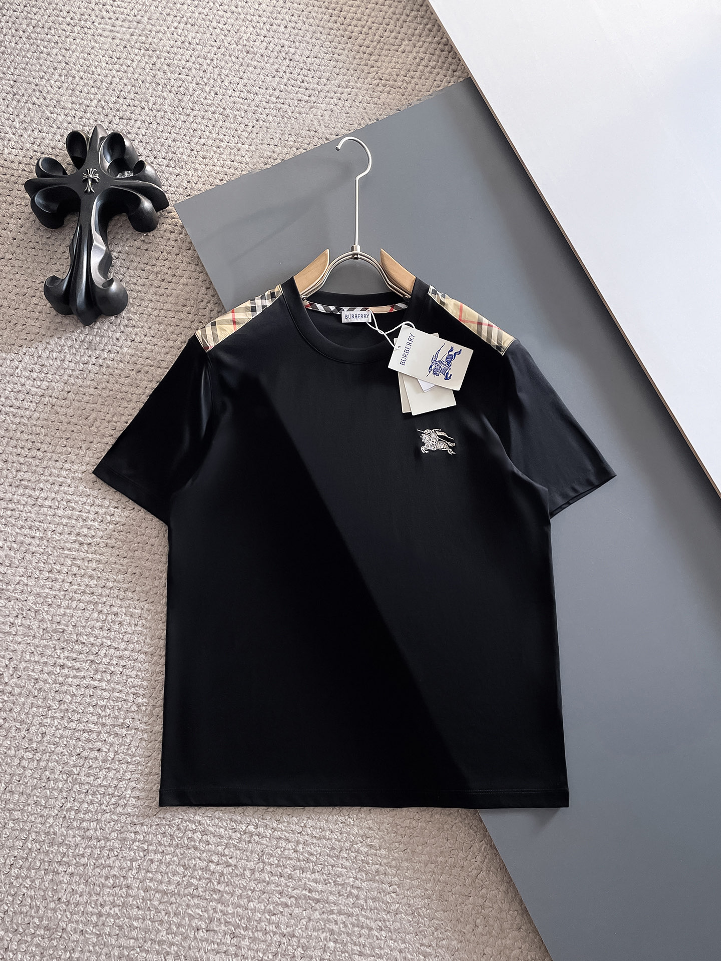 NO:492323,Burberry's new spring and summer new model in the first counter with the latest round neck short sleeves, high-end customization, avant-garde and fashionable design!  Brand logo heavy craft design, high-end customized 100 double-sided mercerated cotton fabric, soft feel, comfortable to wear, exquisite counter-level car line, fine workmanship, invincible and handsome upper body effect!  A must-have item for handsome men!  Code number M-3xL, burberry, T-shirt, alexander wang19860909巴宝莉 2025春夏新款首发专柜最新款圆领短袖 高端订制 设计前卫时尚！品牌logo重工艺设计 高端定制100支双面丝光棉面料.手感柔软.穿着舒适.专柜级别精致车线.做工精细.上身效果无敌帅气！型男必备单品！码数M-3xL,,burberry,T-shirt,alexander wang,Men's clothing