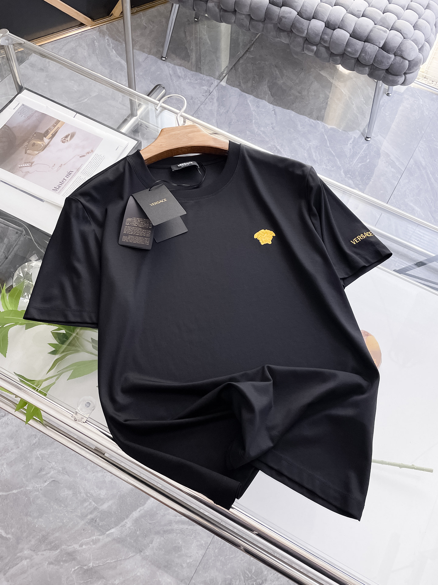 NO:417276,Versace 2025 spring and summer new styles are the latest round neck short sleeves in the counter, high-end customization, avant-garde and fashionable design!  Brand logo heavy craft design, high-end customized 100 double-sided mercerated cotton fabric, soft feel, comfortable to wear, exquisite counter-level car line, fine workmanship, invincible and handsome upper body effect!  A must-have item for handsome men!  Code number M-3xL, versace, T-shirt, alexander wang19860909范思哲 2025春夏新款首发专柜最新款圆领短袖 高端订制 设计前卫时尚！品牌logo重工艺设计 高端定制100支双面丝光棉面料.手感柔软.穿着舒适.专柜级别精致车线.做工精细.上身效果无敌帅气！型男必备单品！码数M-3xL,,versace,T-shirt,alexander wang,Men's clothing