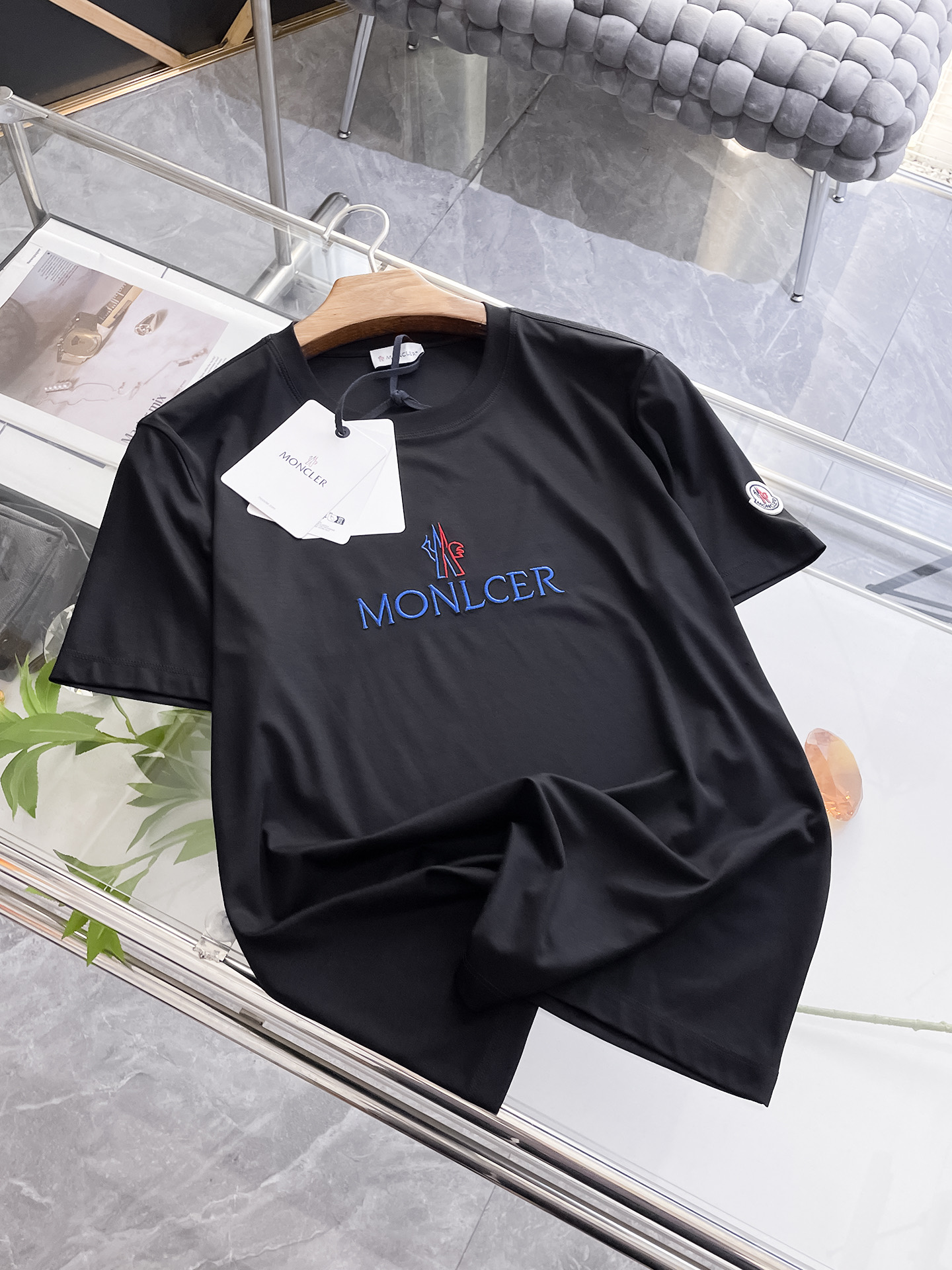 NO:417284,The new spring and summer 2025 new spring and summer style first launch counter latest round neck short sleeves, high-end customization, avant-garde and fashionable design!  Brand logo heavy craft design, high-end customized 100 double-sided mercerated cotton fabric, soft feel, comfortable to wear, exquisite counter-level car line, fine workmanship, invincible and handsome upper body effect!  A must-have item for handsome men!  Code number M-3xL, Moncler, T-shirt, alexander wang19860909蒙口 2025春夏新款首发专柜最新款圆领短袖 高端订制 设计前卫时尚！品牌logo重工艺设计 高端定制100支双面丝光棉面料.手感柔软.穿着舒适.专柜级别精致车线.做工精细.上身效果无敌帅气！型男必备单品！码数M-3xL,,Moncler,T-shirt,alexander wang,Men's clothing