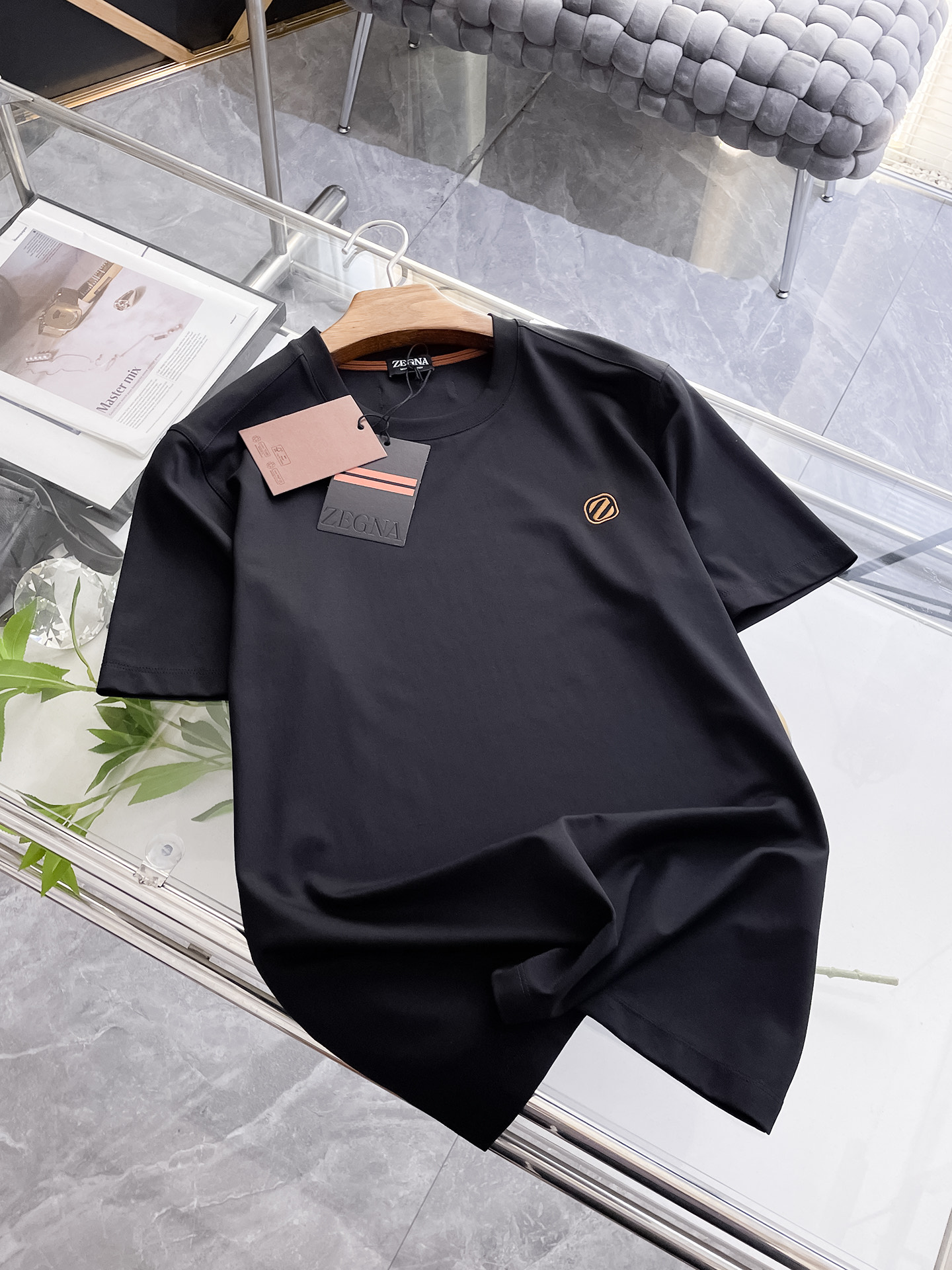 NO:417291,Jenia's new spring and summer new styles in the first counter are the latest round neck short sleeves, high-end customization, avant-garde and fashionable design!  Brand logo heavy craft design, high-end customized 100 double-sided mercerated cotton fabric, soft feel, comfortable to wear, exquisite counter-level car line, fine workmanship, invincible and handsome upper body effect!  A must-have item for handsome men!  Code number M-3xL, zegna, T-shirt, alexander wang19860909杰尼亚 2025春夏新款首发专柜最新款圆领短袖 高端订制 设计前卫时尚！品牌logo重工艺设计 高端定制100支双面丝光棉面料.手感柔软.穿着舒适.专柜级别精致车线.做工精细.上身效果无敌帅气！型男必备单品！码数M-3xL,,zegna,T-shirt,alexander wang,Men's clothing