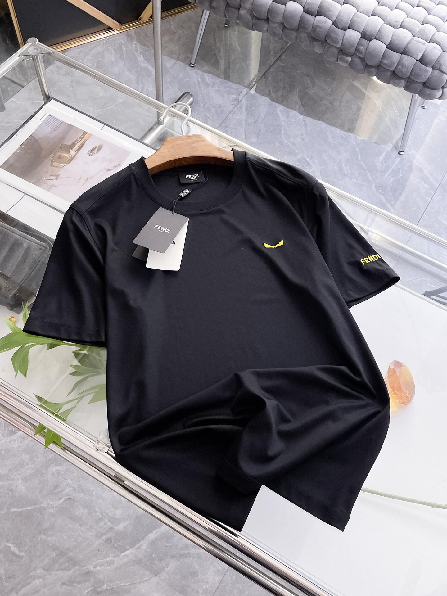 NO:417298,Fendi 2025 spring and summer new styles are the latest round neck short sleeves in the counter, high-end customization, avant-garde and fashionable design!  Brand logo heavy craft design, high-end customized 100 double-sided mercerated cotton fabric, soft feel, comfortable to wear, exquisite counter-level car line, fine workmanship, invincible and handsome upper body effect!  A must-have item for handsome men!  Code number M-3xL, fendi, T-shirt, alexander wang19860909芬迪 2025春夏新款首发专柜最新款圆领短袖 高端订制 设计前卫时尚！品牌logo重工艺设计 高端定制100支双面丝光棉面料.手感柔软.穿着舒适.专柜级别精致车线.做工精细.上身效果无敌帅气！型男必备单品！码数M-3xL,,fendi,T-shirt,alexander wang,Men's clothing