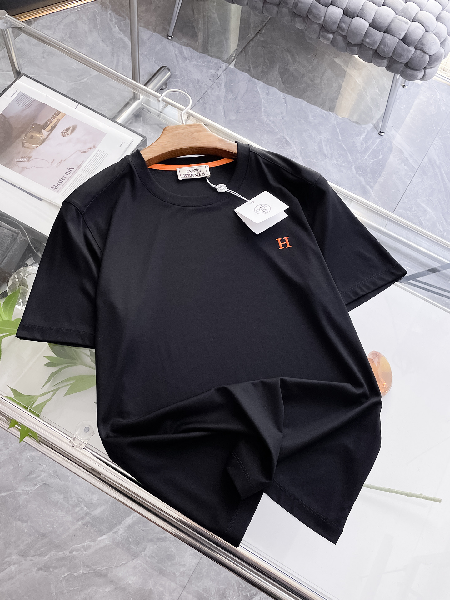 NO:417305,Hermes 2025 spring and summer new styles are launched in the counter with the latest round neck short sleeves, high-end customization, avant-garde and fashionable design!  Brand logo heavy craft design, high-end customized 100 double-sided mercerated cotton fabric, soft feel, comfortable to wear, exquisite counter-level car line, fine workmanship, invincible and handsome upper body effect!  A must-have item for handsome men!  Code number M-3xL, hermes, T-shirt, alexander wang19860909爱马仕 2025春夏新款首发专柜最新款圆领短袖 高端订制 设计前卫时尚！品牌logo重工艺设计 高端定制100支双面丝光棉面料.手感柔软.穿着舒适.专柜级别精致车线.做工精细.上身效果无敌帅气！型男必备单品！码数M-3xL,,hermes,T-shirt,alexander wang,Men's clothing