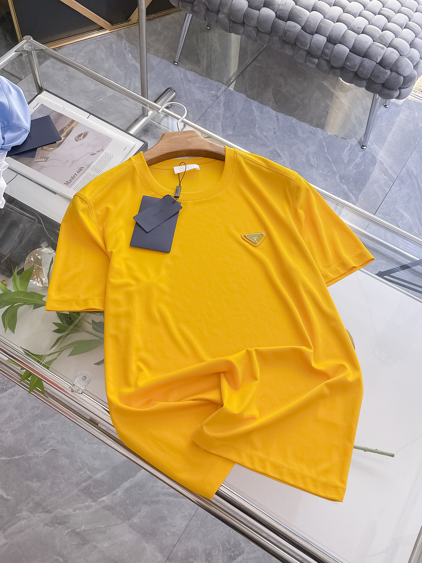 NO:417312,Prada 2025 spring and summer new styles are the latest round neck short sleeves in the counter, high-end customization, avant-garde and fashionable design!  Brand logo heavy craft design, high-end customized 100 double-sided mercerated cotton fabric, soft feel, comfortable to wear, exquisite counter-level car line, fine workmanship, invincible and handsome upper body effect!  A must-have item for handsome men!  Code number M-3xL, prada, T-shirt, alexander wang19860909普拉达 2025春夏新款首发专柜最新款圆领短袖 高端订制 设计前卫时尚！品牌logo重工艺设计 高端定制100支双面丝光棉面料.手感柔软.穿着舒适.专柜级别精致车线.做工精细.上身效果无敌帅气！型男必备单品！码数M-3xL,,prada,T-shirt,alexander wang,Men's clothing