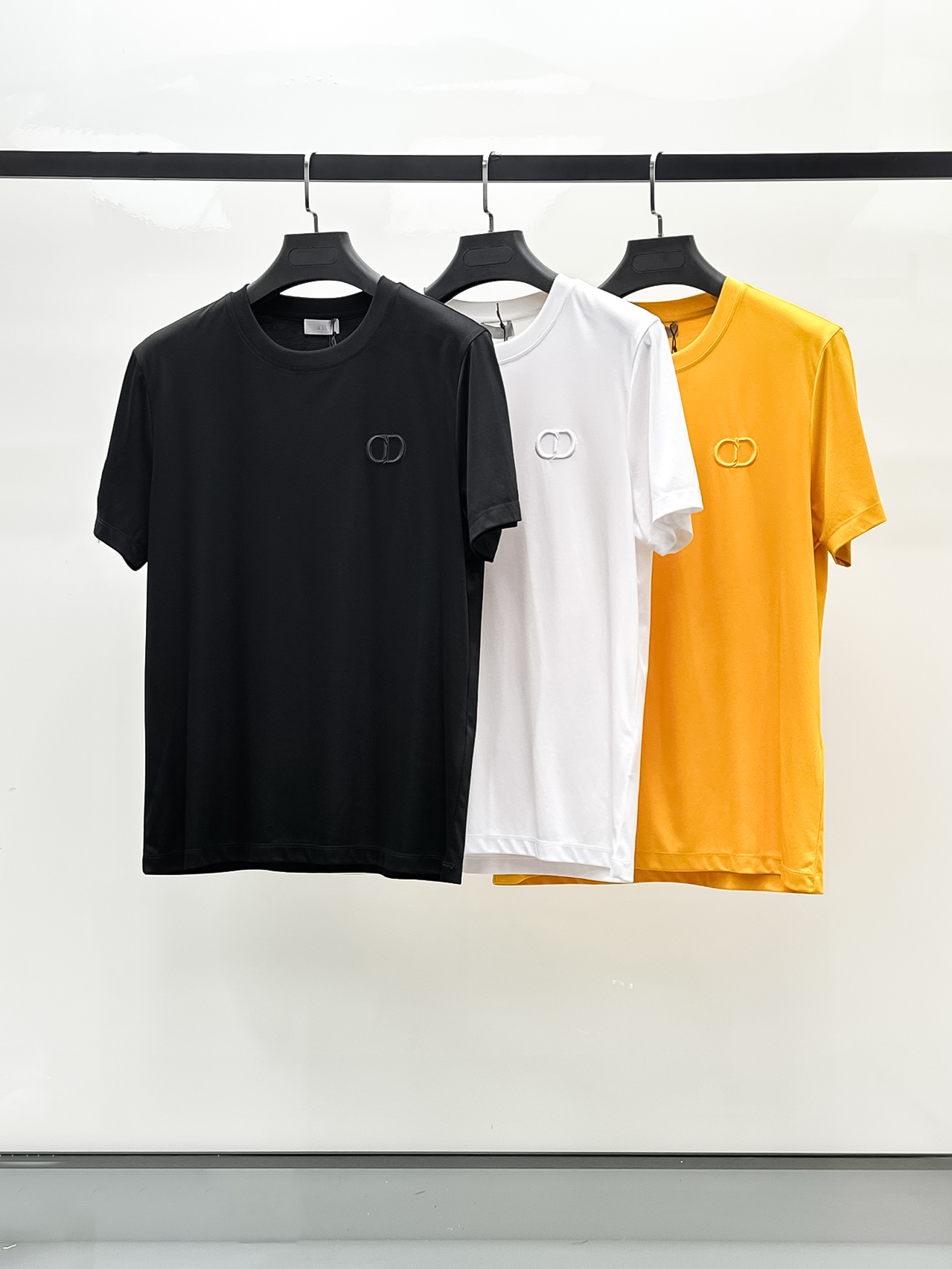 NO:438883,Dior Top quality 2025 new short-sleeved products!  Selected 100 double-sided mercerated cotton fabrics, soft to the touch. Top imported private goods, fashionable design, trendy short sleeves, undeniable quality, excellent effect on the upper body, the same style as the luxury official website!  Size M-3XL, dior, T-shirt, alexander wang19860909迪奥 顶级品质 2025款新品短袖！精选100支双面丝光棉面料,手感柔软.顶级进口私货,时尚设计潮流短袖,不失奢华 品质毋庸置疑 上身效果超赞,奢华官网同款！尺码M-3XL,,dior,T-shirt,alexander wang,Men's clothing