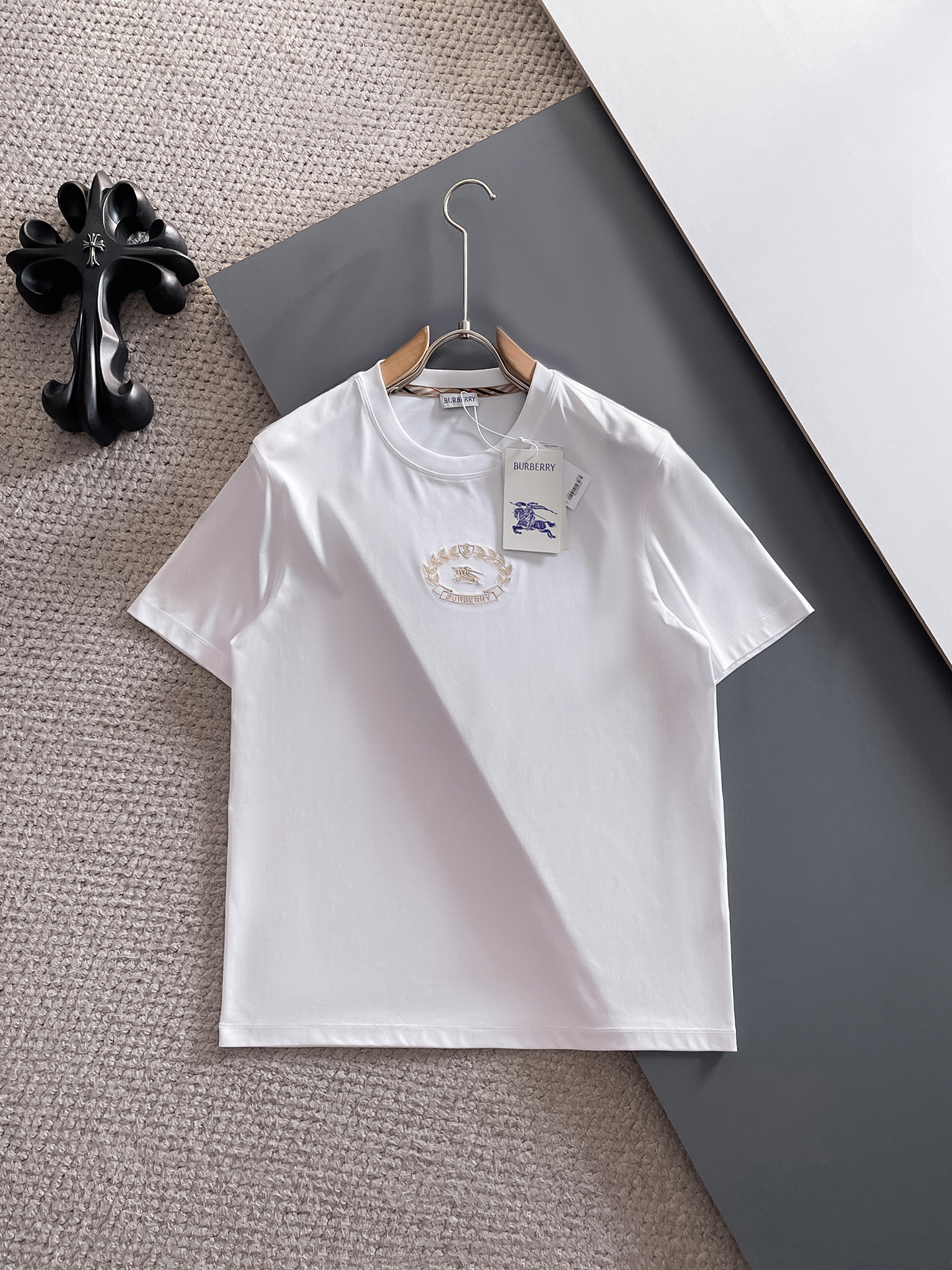 NO:421120,Burberry's new spring and summer new model in the first counter with the latest round neck short sleeves, high-end customization, avant-garde and fashionable design!  Brand logo heavy craft design, high-end customized 100 double-sided mercerated cotton fabric, soft feel, comfortable to wear, exquisite counter-level car line, fine workmanship, invincible and handsome upper body effect!  A must-have item for handsome men!  Code number M-3xL 020, burberry, T-shirt, alexander wang19860909巴宝莉 2025春夏新款首发专柜最新款圆领短袖 高端订制 设计前卫时尚！品牌logo重工艺设计 高端定制100支双面丝光棉面料.手感柔软.穿着舒适.专柜级别精致车线.做工精细.上身效果无敌帅气！型男必备单品！码数M-3xL 020,,burberry,T-shirt,alexander wang,Men's clothing