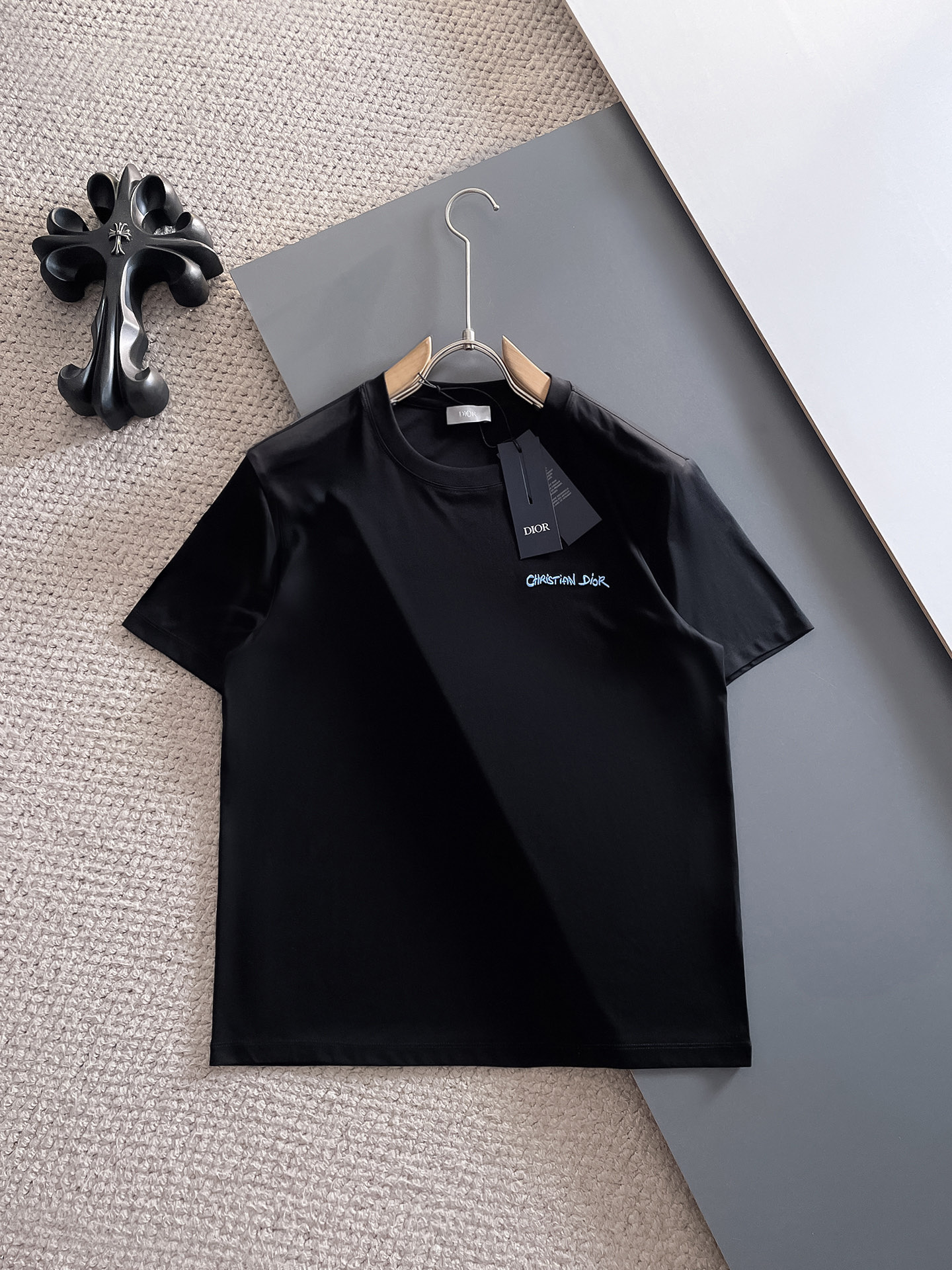 NO:421105,Burberry's new spring and summer new model in the first counter with the latest round neck short sleeves, high-end customization, avant-garde and fashionable design!  Brand logo heavy craft design, high-end customized 100 double-sided mercerated cotton fabric, soft feel, comfortable to wear, exquisite counter-level car line, fine workmanship, invincible and handsome upper body effect!  A must-have item for handsome men!  Code number M-3xL 020, burberry, T-shirt, alexander wang19860909巴宝莉 2025春夏新款首发专柜最新款圆领短袖 高端订制 设计前卫时尚！品牌logo重工艺设计 高端定制100支双面丝光棉面料.手感柔软.穿着舒适.专柜级别精致车线.做工精细.上身效果无敌帅气！型男必备单品！码数M-3xL 020,,burberry,T-shirt,alexander wang,Men's clothing