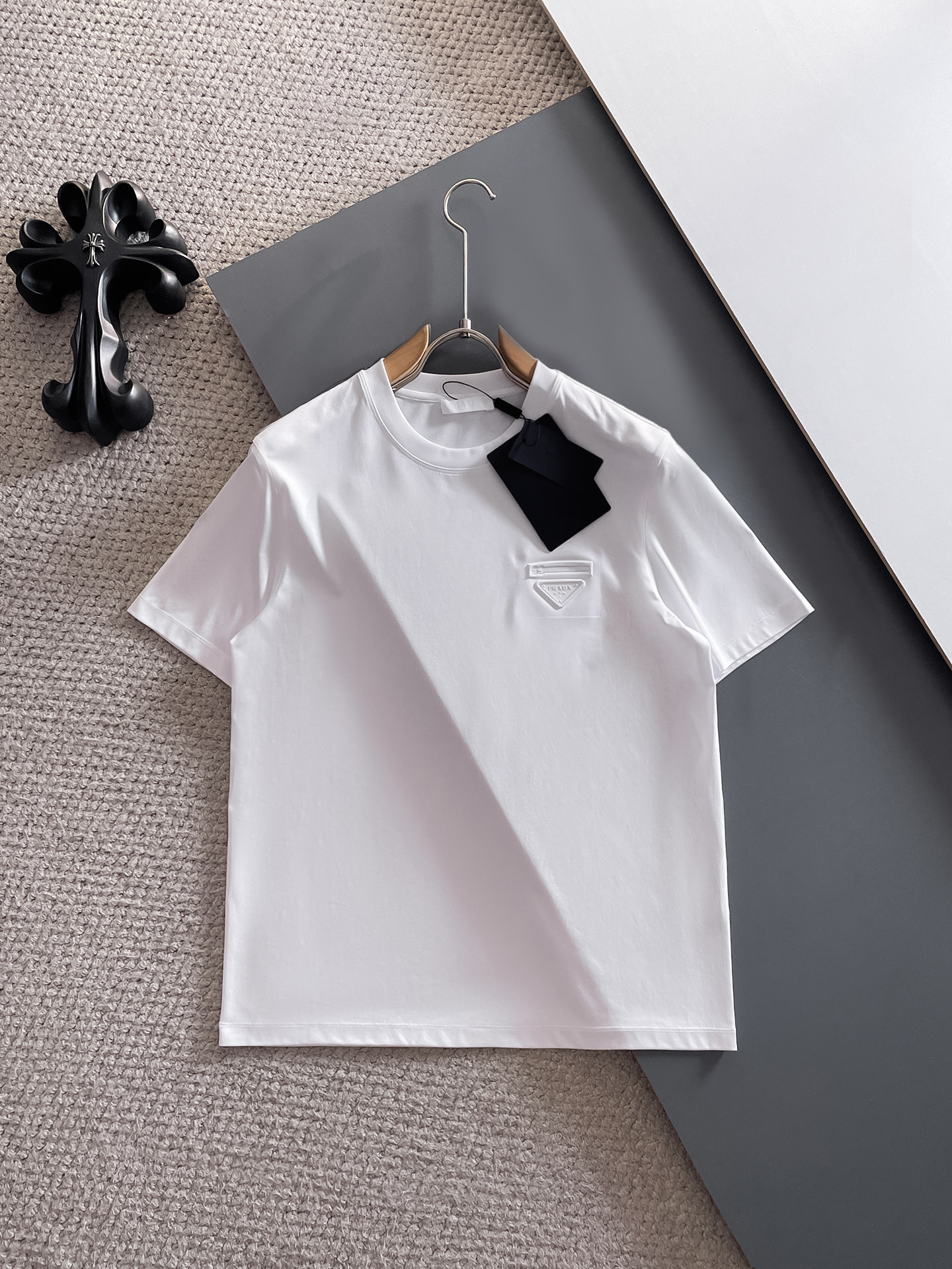 NO:421095,Prada 2025 spring and summer new styles are the latest round neck short sleeves in the counter, high-end customization, avant-garde and fashionable design!  Brand logo heavy craft design, high-end customized 100 double-sided mercerated cotton fabric, soft feel, comfortable to wear, exquisite counter-level car line, fine workmanship, invincible and handsome upper body effect!  A must-have item for handsome men!  Code number M-3xL 020, prada, T-shirt, alexander wang19860909普拉达 2025春夏新款首发专柜最新款圆领短袖 高端订制 设计前卫时尚！品牌logo重工艺设计 高端定制100支双面丝光棉面料.手感柔软.穿着舒适.专柜级别精致车线.做工精细.上身效果无敌帅气！型男必备单品！码数M-3xL 020,,prada,T-shirt,alexander wang,Men's clothing