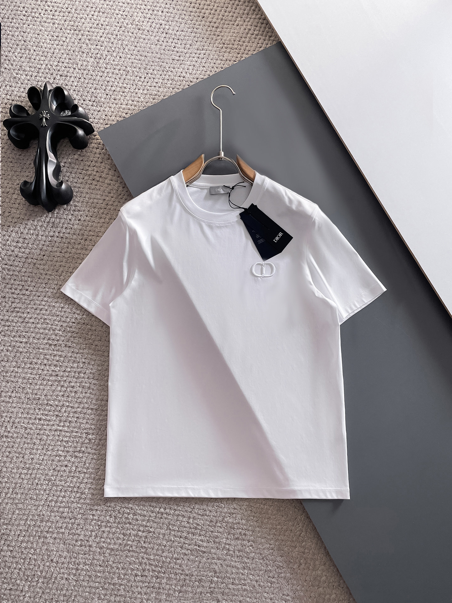 NO:421085,Dior 2025 spring and summer new model first launch counter latest round neck short sleeves, high-end customization, avant-garde and fashionable design!  Brand logo heavy craft design, high-end customized 100 double-sided mercerated cotton fabric, soft feel, comfortable to wear, exquisite counter-level car line, fine workmanship, invincible and handsome upper body effect!  A must-have item for handsome men!  Code number M-3xL 020,,dior,T-shirt,alexander wang19860909迪奥 2025春夏新款首发专柜最新款圆领短袖 高端订制 设计前卫时尚！品牌logo重工艺设计 高端定制100支双面丝光棉面料.手感柔软.穿着舒适.专柜级别精致车线.做工精细.上身效果无敌帅气！型男必备单品！码数M-3xL 020,,dior,T-shirt,alexander wang,Men's clothing