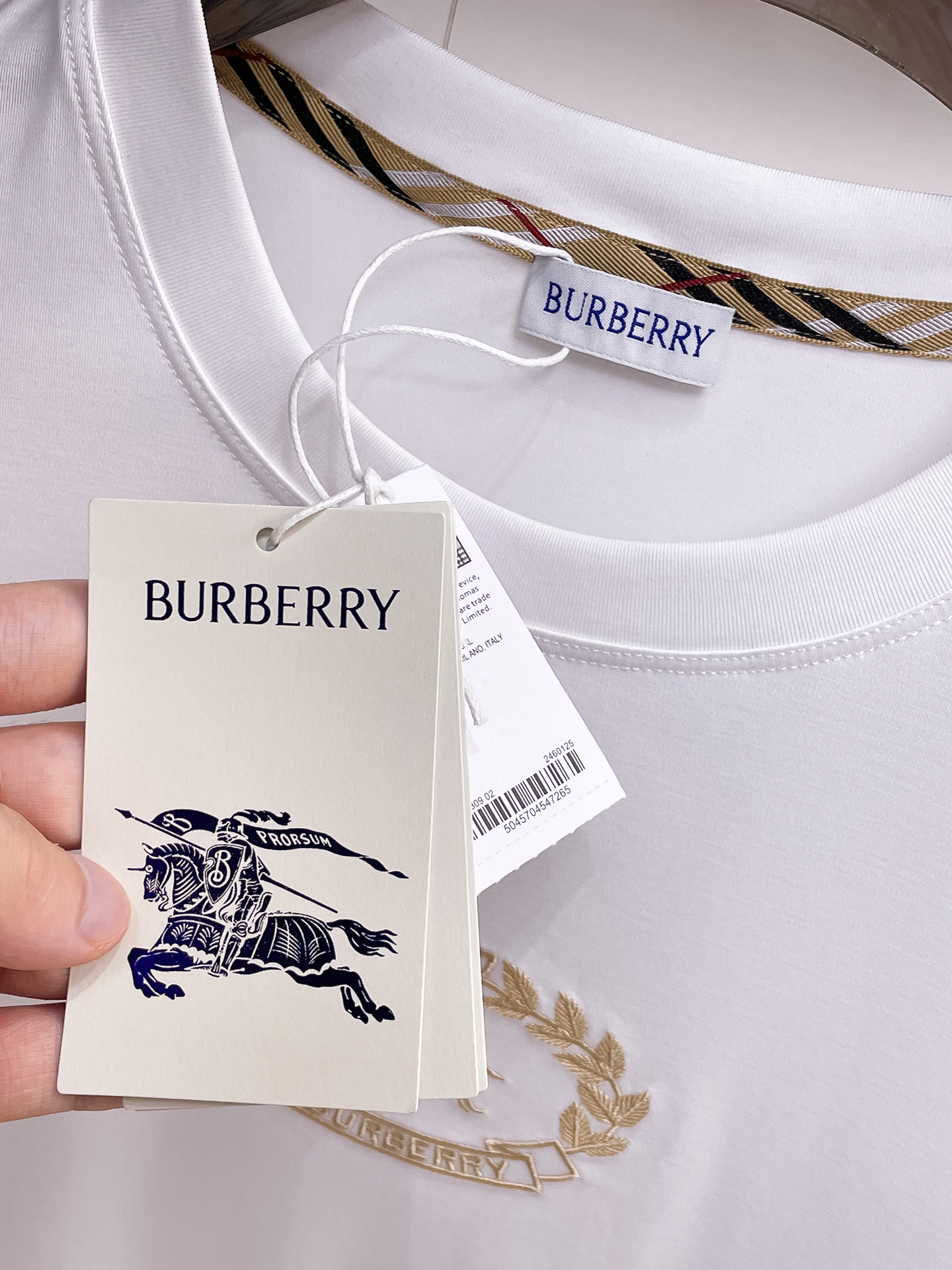 巴宝莉 2025春夏新款首发专柜最新款圆领短袖 高端订制 设计前卫时尚！品牌logo重工艺设计 高端定制