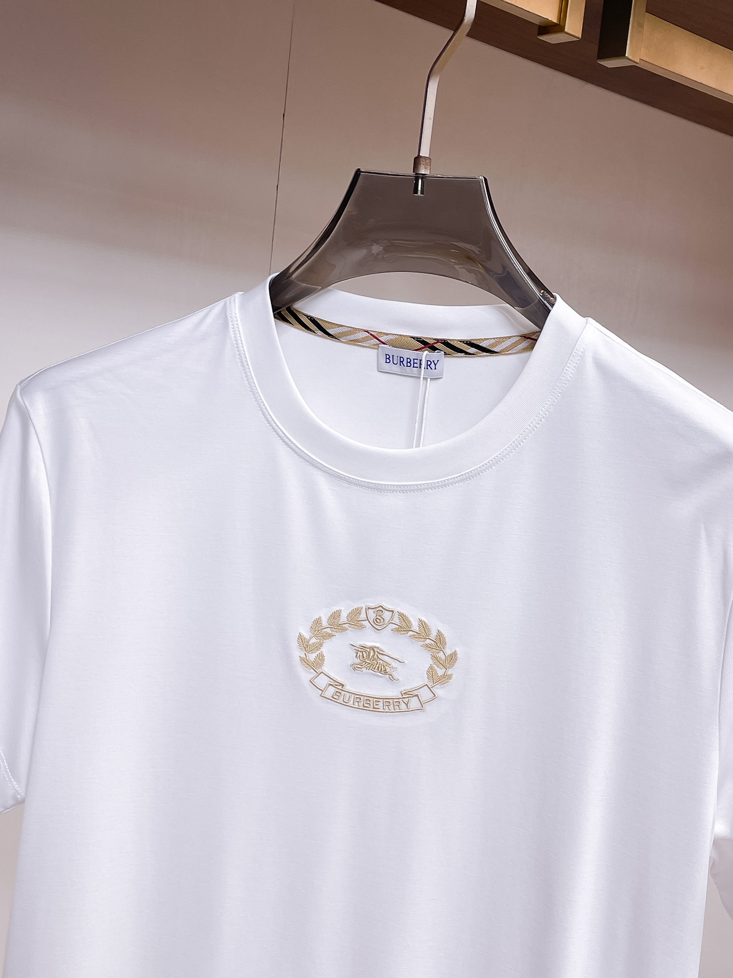 巴宝莉 2025春夏新款首发专柜最新款圆领短袖 高端订制 设计前卫时尚！品牌logo重工艺设计 高端定制