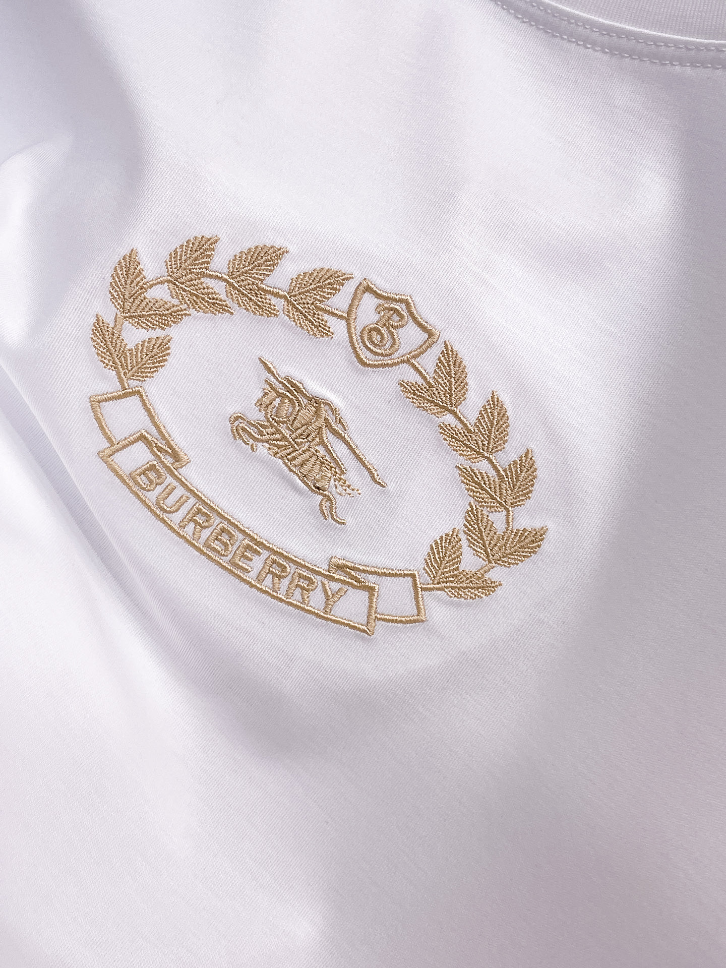 巴宝莉 2025春夏新款首发专柜最新款圆领短袖 高端订制 设计前卫时尚！品牌logo重工艺设计 高端定制