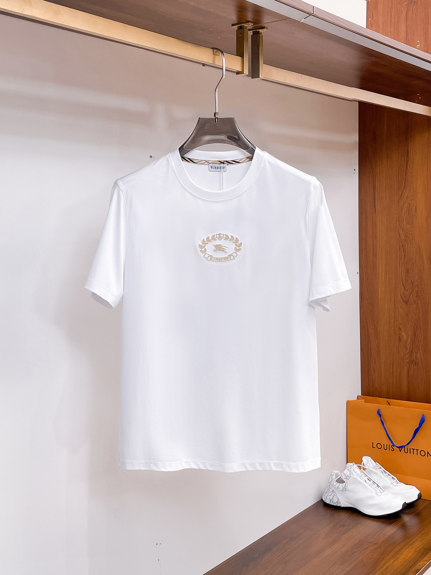 NO:426982,Burberry's new spring and summer new styles in the first counter, the latest round neck short sleeves, high-end customization, avant-garde and fashionable design!  Brand logo heavy craft design, high-end customized 100 double-sided mercerated cotton fabric, soft feel, comfortable to wear, exquisite counter-level car line, fine workmanship, invincible and handsome upper body effect!  A must-have item for handsome men!  Code number M-3xL, burberry, T-shirt, alexander wang19860909巴宝莉 春夏新款首发专柜最新款圆领短袖 高端订制 设计前卫时尚！品牌logo重工艺设计 高端定制100支双面丝光棉面料.手感柔软.穿着舒适.专柜级别精致车线.做工精细.上身效果无敌帅气！型男必备单品！码数M-3xL,,burberry,T-shirt,alexander wang,Men's clothing