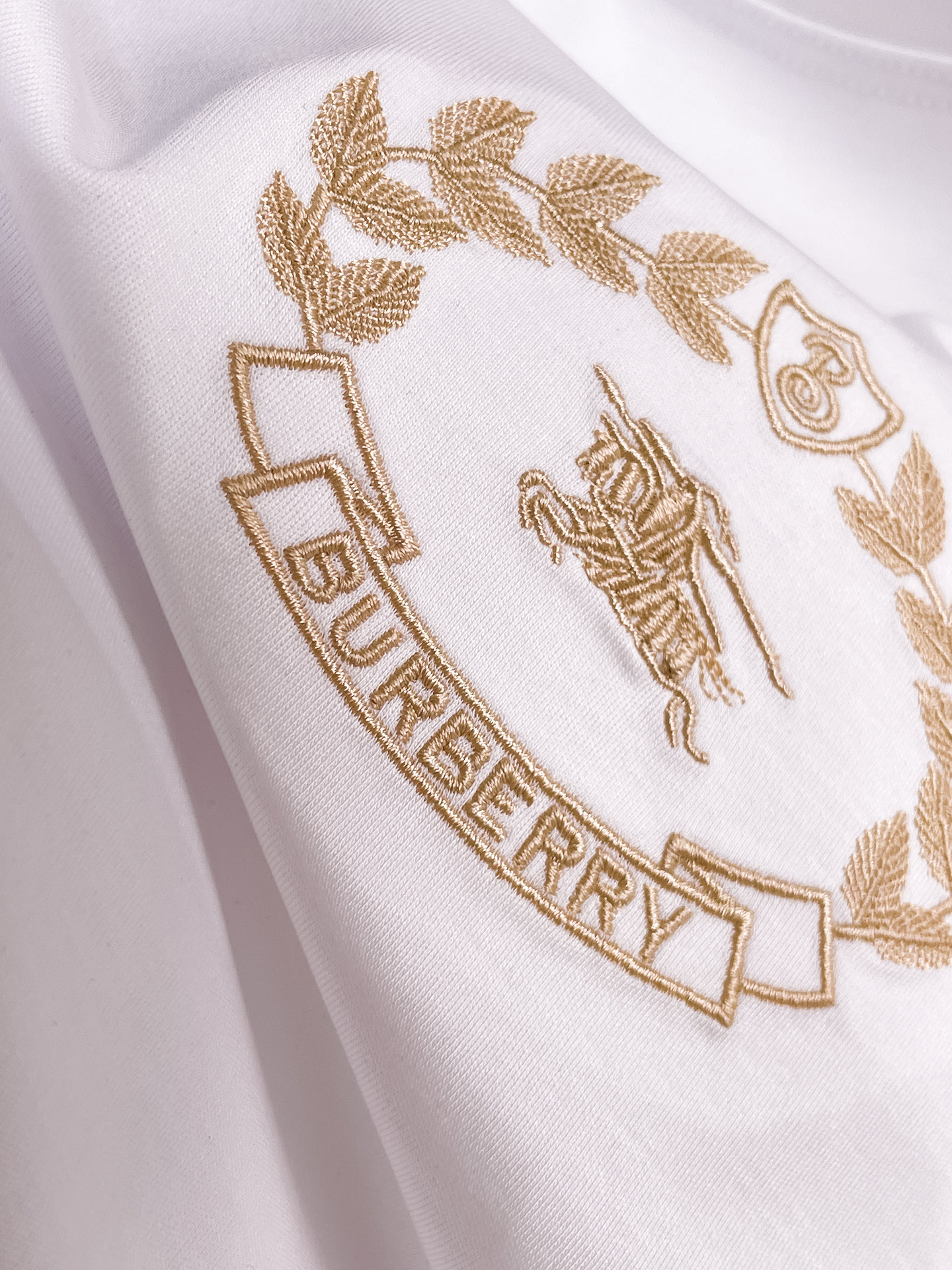 巴宝莉 2025春夏新款首发专柜最新款圆领短袖 高端订制 设计前卫时尚！品牌logo重工艺设计 高端定制