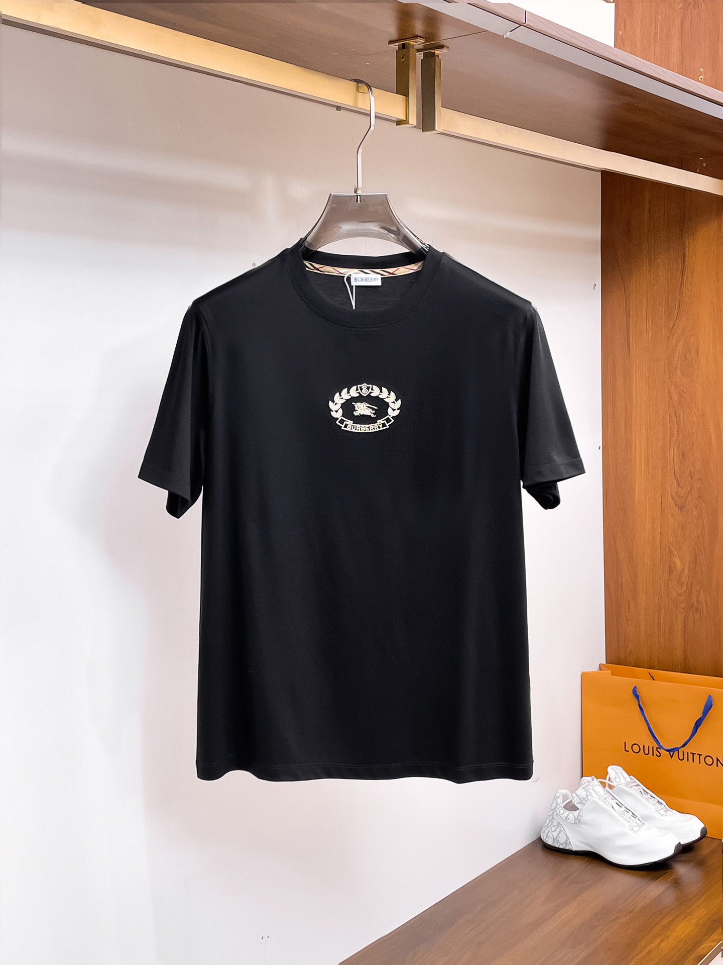 NO:518630,Burberry's new spring and summer new model in the first counter with the latest round neck short sleeves, high-end customization, avant-garde and fashionable design!  Brand logo heavy craft design, high-end customized 100 double-sided mercerated cotton fabric, soft feel, comfortable to wear, exquisite counter-level car line, fine workmanship, invincible and handsome upper body effect!  A must-have item for handsome men!  Code number M-3xL, burberry, T-shirt, alexander wang19860909巴宝莉 2025春夏新款首发专柜最新款圆领短袖 高端订制 设计前卫时尚！品牌logo重工艺设计 高端定制100支双面丝光棉面料.手感柔软.穿着舒适.专柜级别精致车线.做工精细.上身效果无敌帅气！型男必备单品！码数M-3xL,,burberry,T-shirt,alexander wang,Men's clothing