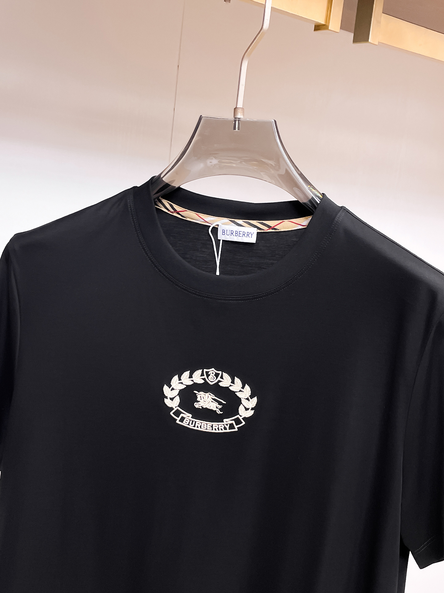 巴宝莉 2025春夏新款首发专柜最新款圆领短袖 高端订制 设计前卫时尚！品牌logo重工艺设计 高端定制