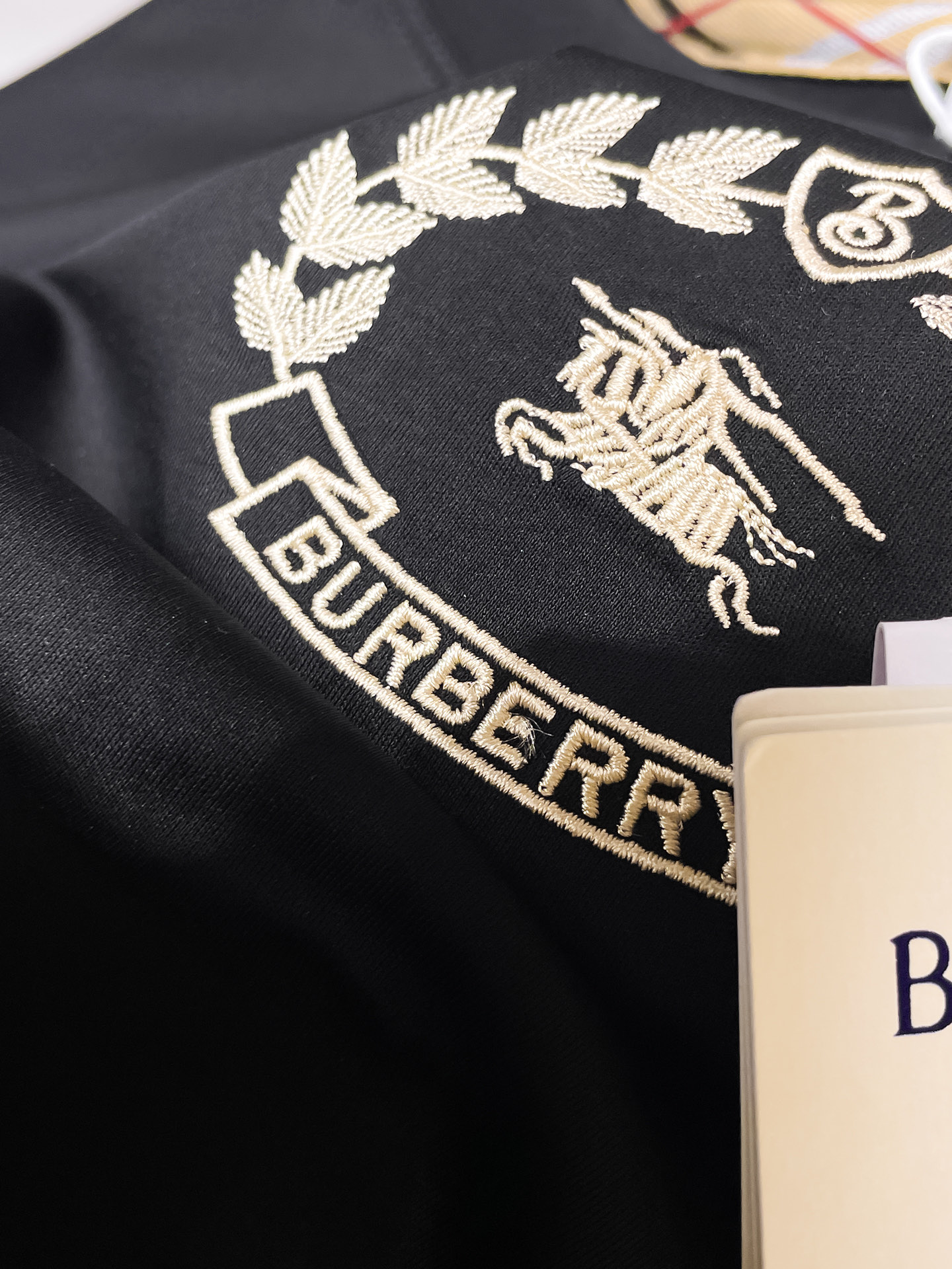 巴宝莉 2025春夏新款首发专柜最新款圆领短袖 高端订制 设计前卫时尚！品牌logo重工艺设计 高端定制