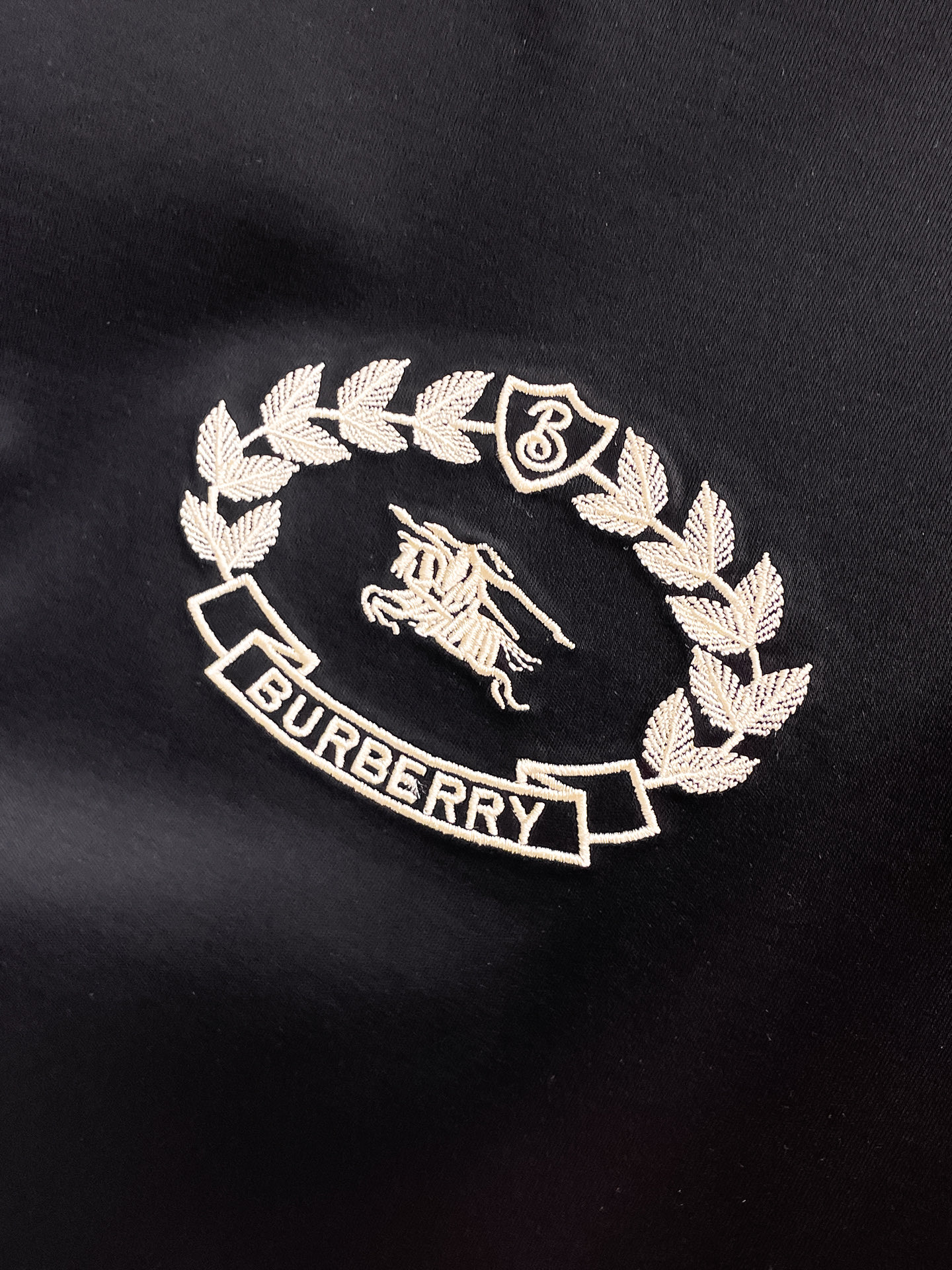 巴宝莉 2025春夏新款首发专柜最新款圆领短袖 高端订制 设计前卫时尚！品牌logo重工艺设计 高端定制