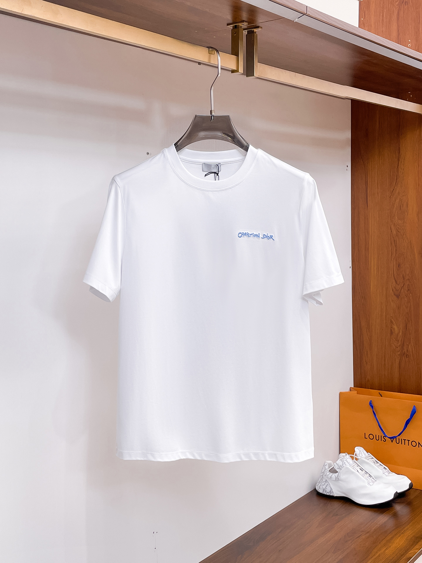 NO:426973,Dior's new spring and summer style first-time counter latest round neck short sleeves, high-end customization, avant-garde and fashionable design!  Brand logo heavy craft design, high-end customized 100 double-sided mercerated cotton fabric, soft feel, comfortable to wear, exquisite counter-level car line, fine workmanship, invincible and handsome upper body effect!  A must-have item for handsome men!  Code number M-3xL, dior, T-shirt, alexander wang19860909迪奥 春夏新款首发专柜最新款圆领短袖 高端订制 设计前卫时尚！品牌logo重工艺设计 高端定制100支双面丝光棉面料.手感柔软.穿着舒适.专柜级别精致车线.做工精细.上身效果无敌帅气！型男必备单品！码数M-3xL,,dior,T-shirt,alexander wang,Men's clothing