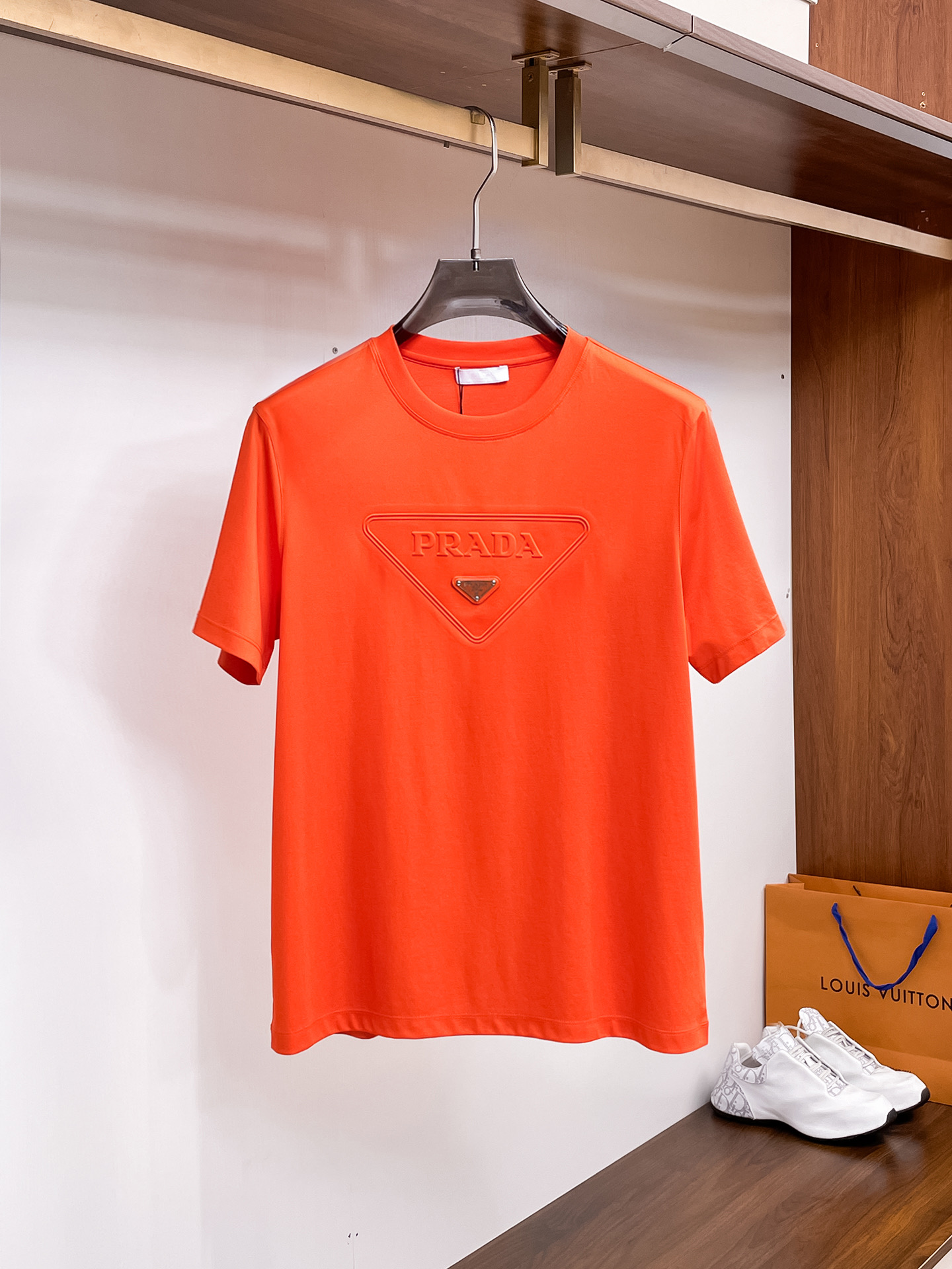 NO:426968,Prada's new spring and summer styles are the latest round neck short sleeves in the counter, high-end customization, and avant-garde and fashionable design!  Brand logo heavy craft design, high-end customized 100 double-sided mercerated cotton fabric, soft feel, comfortable to wear, exquisite counter-level car line, fine workmanship, invincible and handsome upper body effect!  A must-have item for handsome men!  Code number M-3xL, prada, T-shirt, alexander wang19860909普拉达 春夏新款首发专柜最新款圆领短袖 高端订制 设计前卫时尚！品牌logo重工艺设计 高端定制100支双面丝光棉面料.手感柔软.穿着舒适.专柜级别精致车线.做工精细.上身效果无敌帅气！型男必备单品！码数M-3xL,,prada,T-shirt,alexander wang,Men's clothing