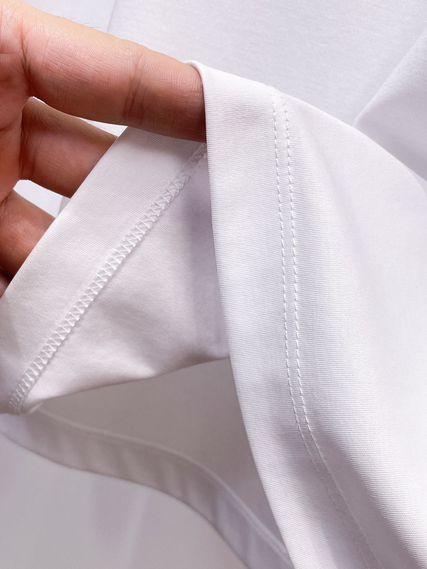 巴宝莉 2025春夏新款首发专柜最新款圆领短袖 高端订制 设计前卫时尚！品牌logo重工艺设计 高端定制