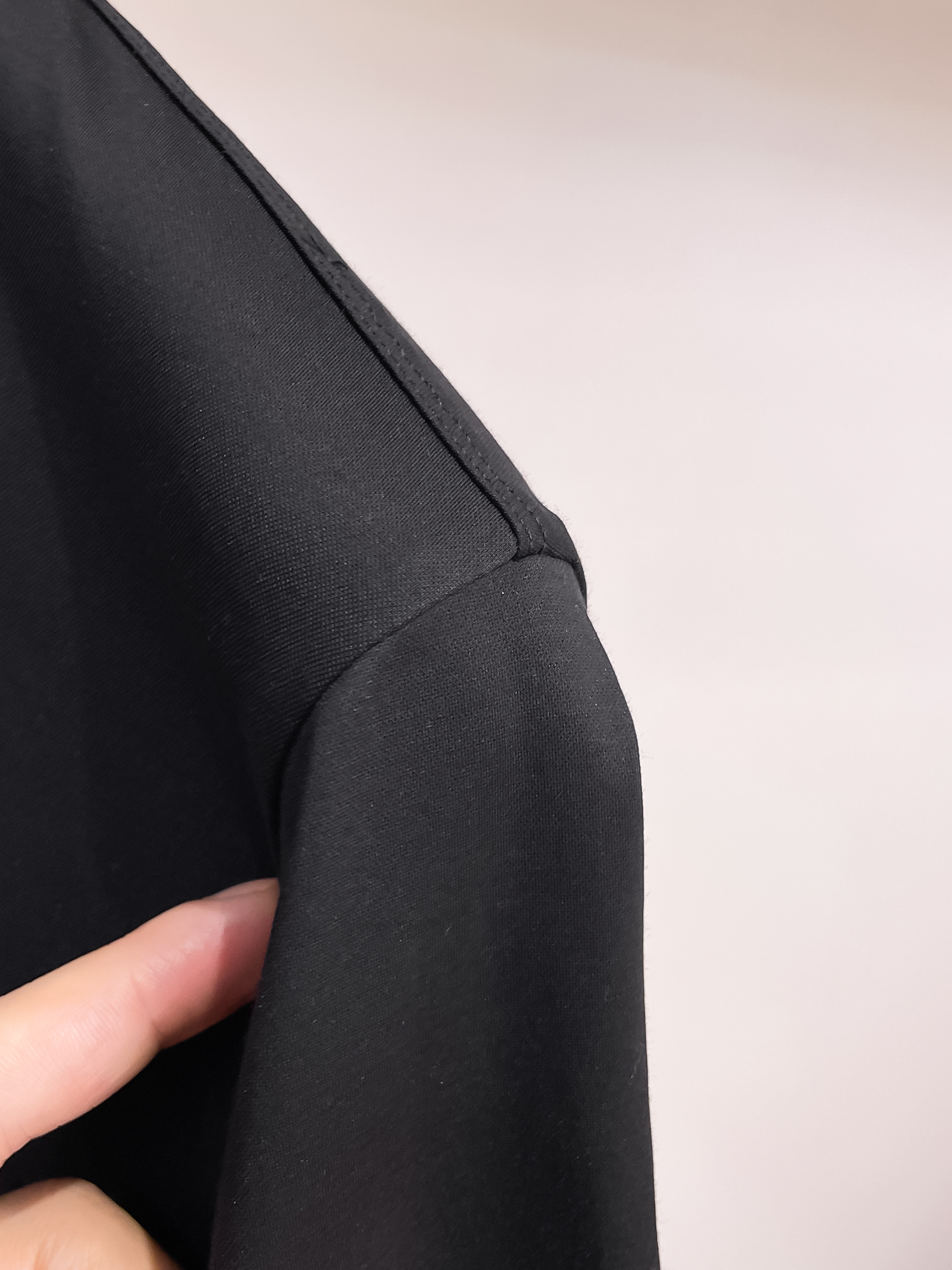 巴宝莉 2025春夏新款首发专柜最新款圆领短袖 高端订制 设计前卫时尚！品牌logo重工艺设计 高端定制