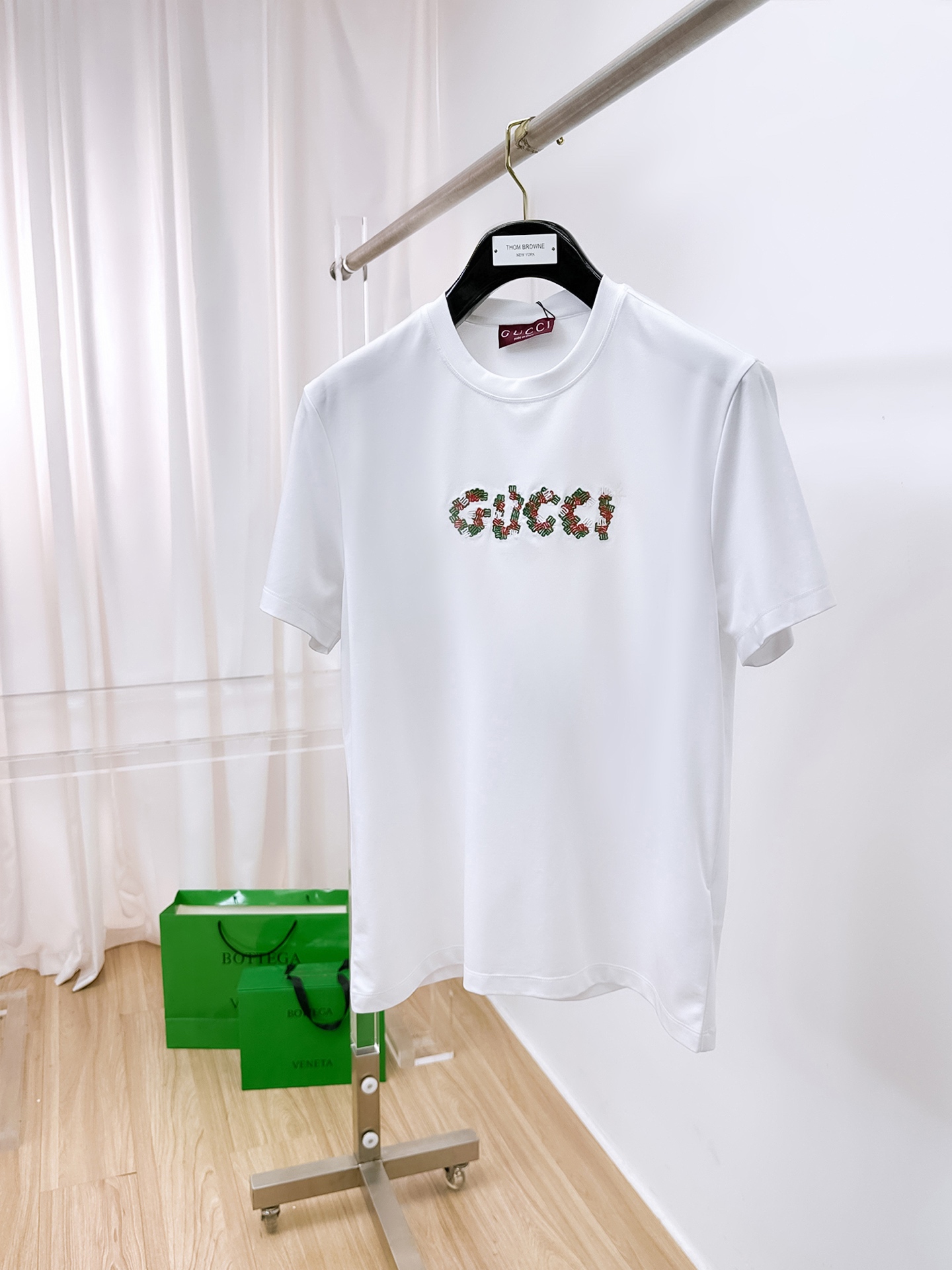 NO:426990,Guqi top quality new short-sleeved products!  Selected 100 double-sided mercerated cotton fabrics, soft to the touch. Top imported private goods, fashionable design, trendy short sleeves, undeniable quality, excellent effect on the upper body, the same style as the luxury official website!  Size M-3XL, T-shirt,alexander wang19860909古奇 顶级品质 款新品短袖！精选100支双面丝光棉面料,手感柔软.顶级进口私货,时尚设计潮流短袖,不失奢华 品质毋庸置疑 上身效果超赞,奢华官网同款！尺码M-3XL,,T-shirt,alexander wang,Men's clothing