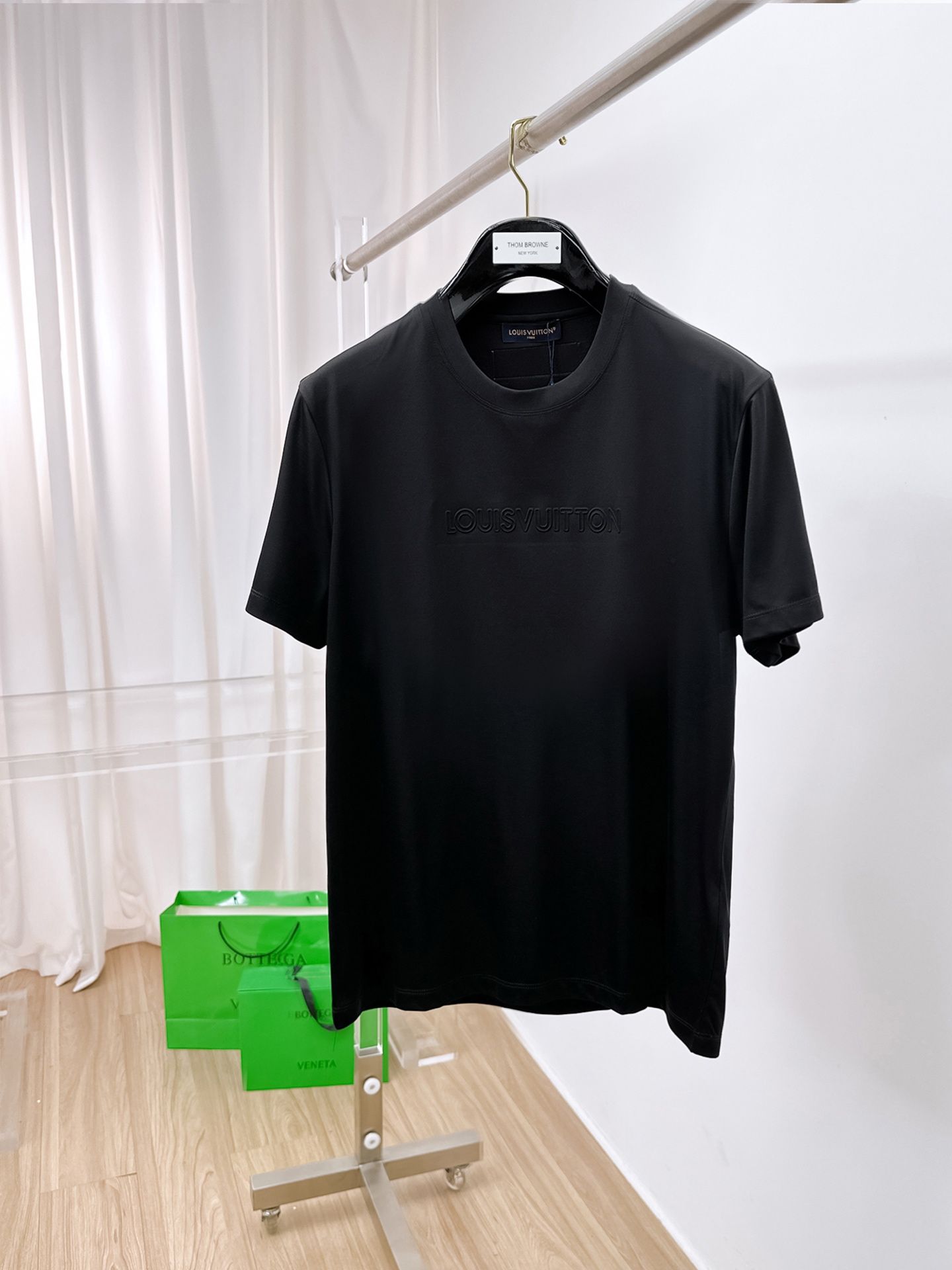 NO:426976,1v Louis Vuitton Top quality new short-sleeved products!  Selected 100 double-sided mercerated cotton fabrics, soft to the touch. Top imported private goods, fashionable design, trendy short sleeves, undeniable quality, excellent effect on the upper body, the same style as the luxury official website!  Size M-3XL, louis vuitton, T-shirt, alexander wang198609091v路易威登 顶级品质 款新品短袖！精选100支双面丝光棉面料,手感柔软.顶级进口私货,时尚设计潮流短袖,不失奢华 品质毋庸置疑 上身效果超赞,奢华官网同款！尺码M-3XL,,louis vuitton,T-shirt,alexander wang,Men's clothing