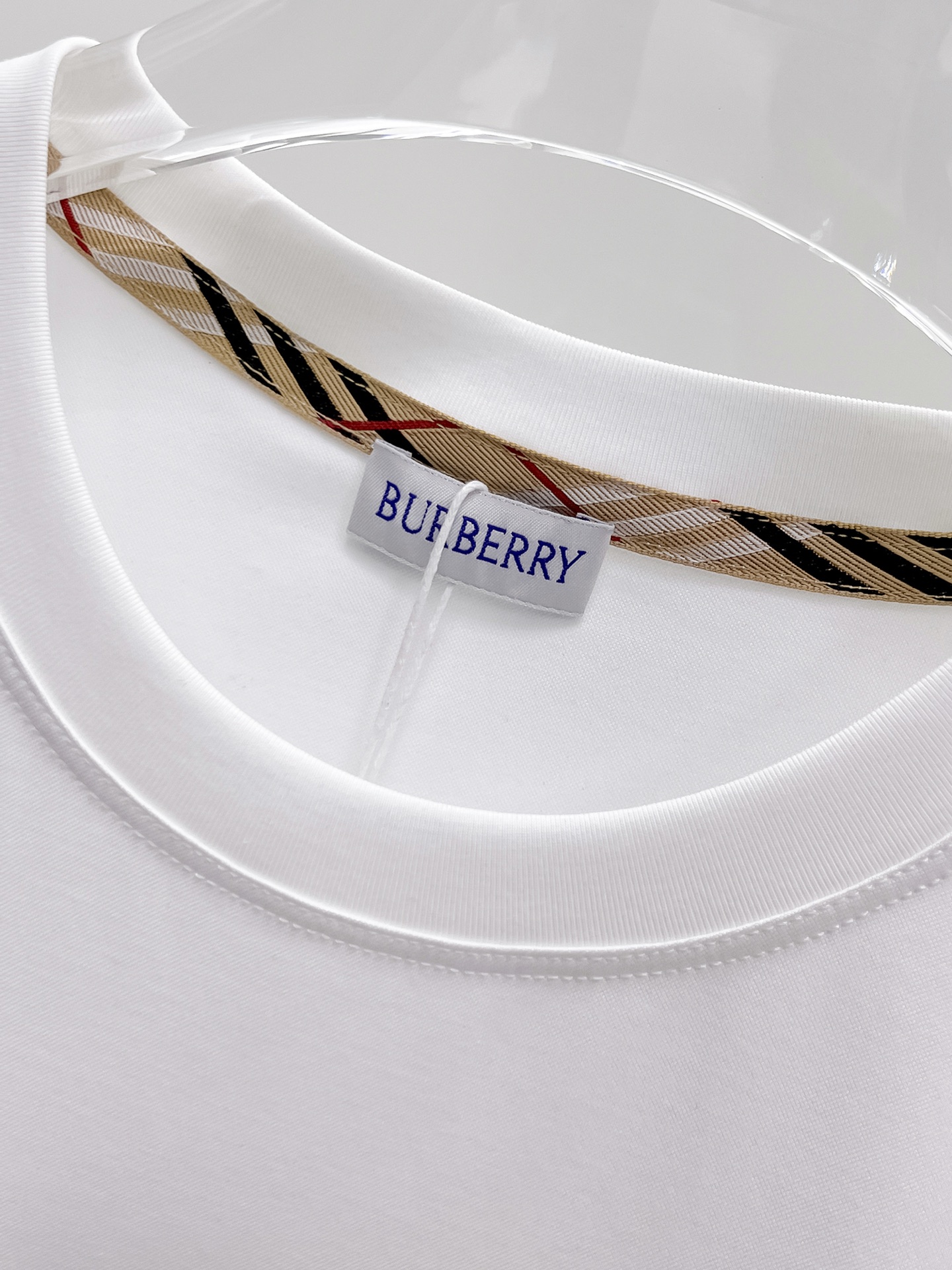  巴宝莉 顶级品质 2025款新品短袖！精选100支双面丝光棉面料，手感柔软。顶级进口私货，时尚设计潮流