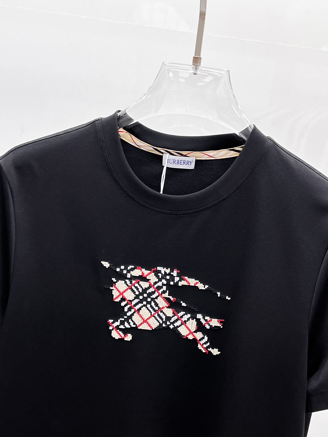  巴宝莉 顶级品质 2025款新品短袖！精选100支双面丝光棉面料，手感柔软。顶级进口私货，时尚设计潮流