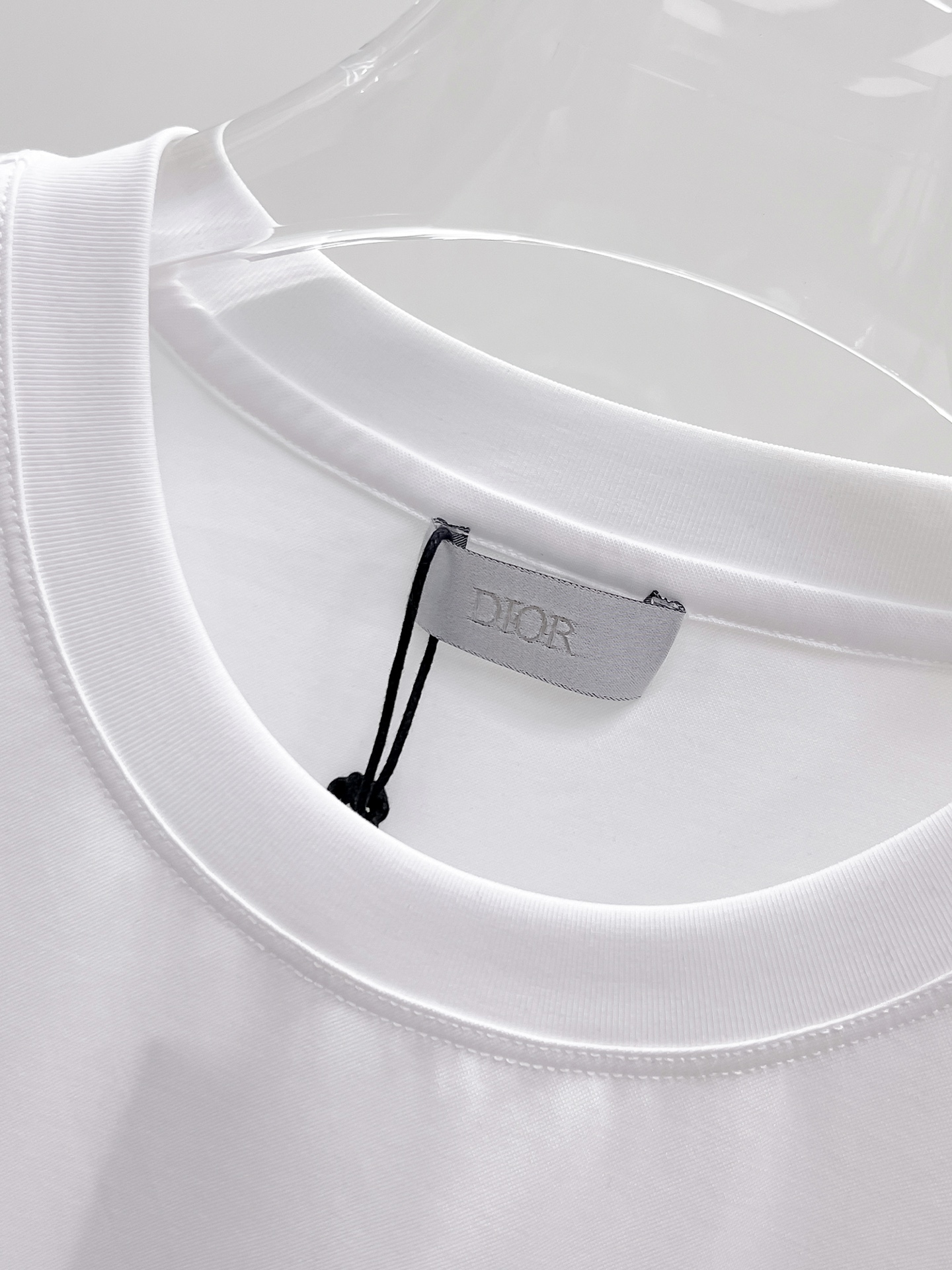  迪奥 顶级品质 2025款新品短袖！精选100支双面丝光棉面料，手感柔软。顶级进口私货，时尚设计潮流短