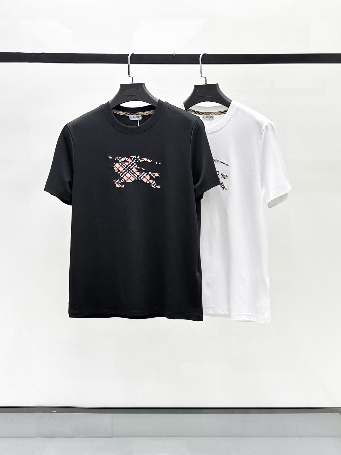 NO:503098,Burberry Top Quality 2025 new short-sleeved products!  Selected 100 double-sided mercerated cotton fabrics, soft to the touch. Top imported private goods, fashionable design, trendy short sleeves, undeniable quality, excellent effect on the upper body, the same style as the luxury official website!  Size M-3XL, Burberry, T-shirt, alexander wang19860909巴宝莉 顶级品质 2025款新品短袖！精选100支双面丝光棉面料,手感柔软.顶级进口私货,时尚设计潮流短袖,不失奢华 品质毋庸置疑 上身效果超赞,奢华官网同款！尺码M-3XL,,burberry,T-shirt,alexander wang,Men's clothing