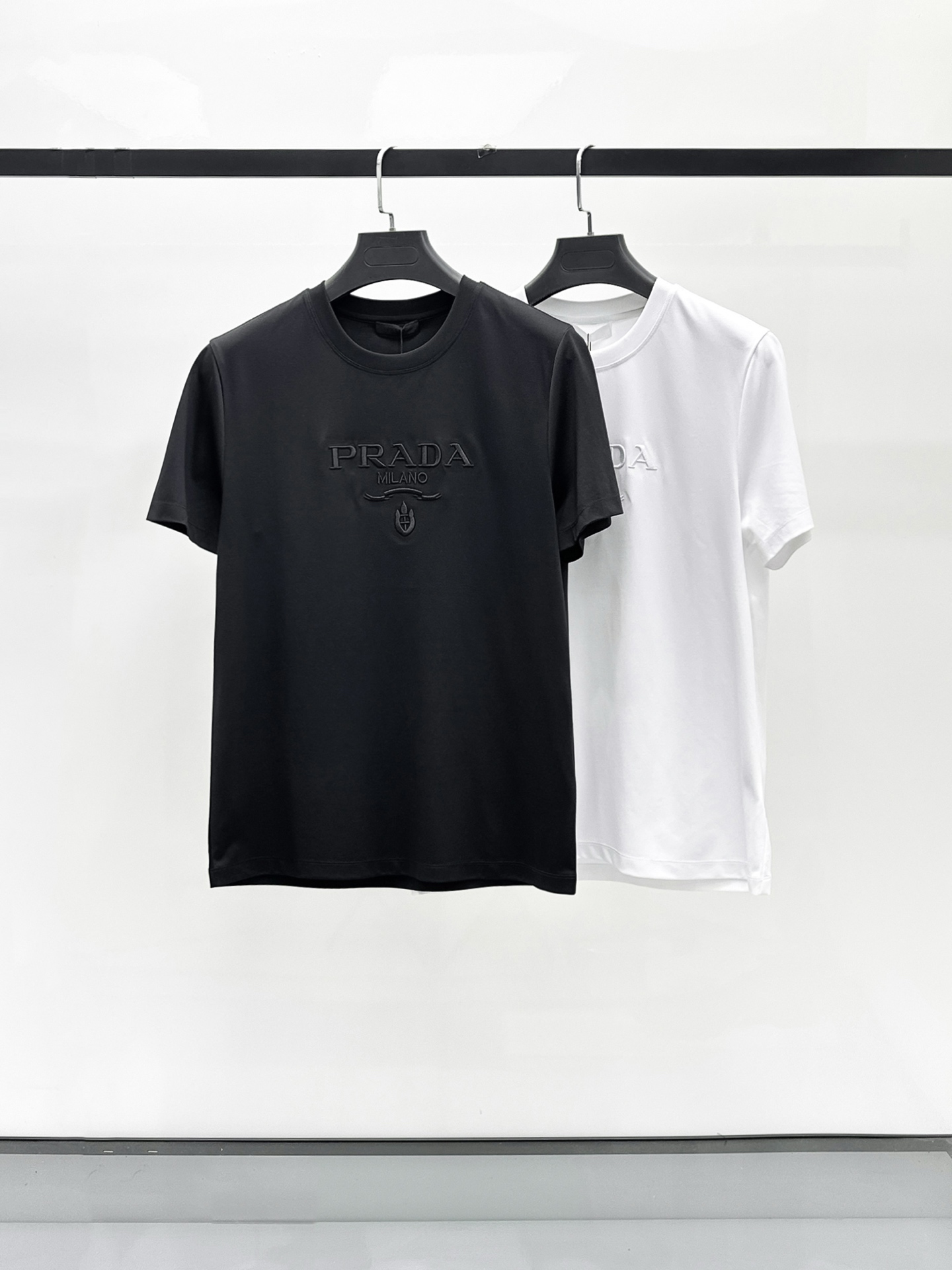 NO:438888,Prada Top quality 2025 new short-sleeved products!  Selected 100 double-sided mercerated cotton fabrics, soft to the touch. Top imported private goods, fashionable design, trendy short sleeves, undeniable quality, excellent effect on the upper body, the same style as the luxury official website!  Size M-3XL, prada, T-shirt, alexander wang19860909普拉达 顶级品质 2025款新品短袖！精选100支双面丝光棉面料,手感柔软.顶级进口私货,时尚设计潮流短袖,不失奢华 品质毋庸置疑 上身效果超赞,奢华官网同款！尺码M-3XL,,prada,T-shirt,alexander wang,Men's clothing